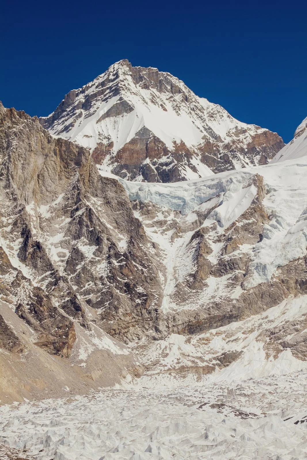  Der Mount Everest - der höchste aller Berge - erhebt sich vor strahlend blauem Himmel. 