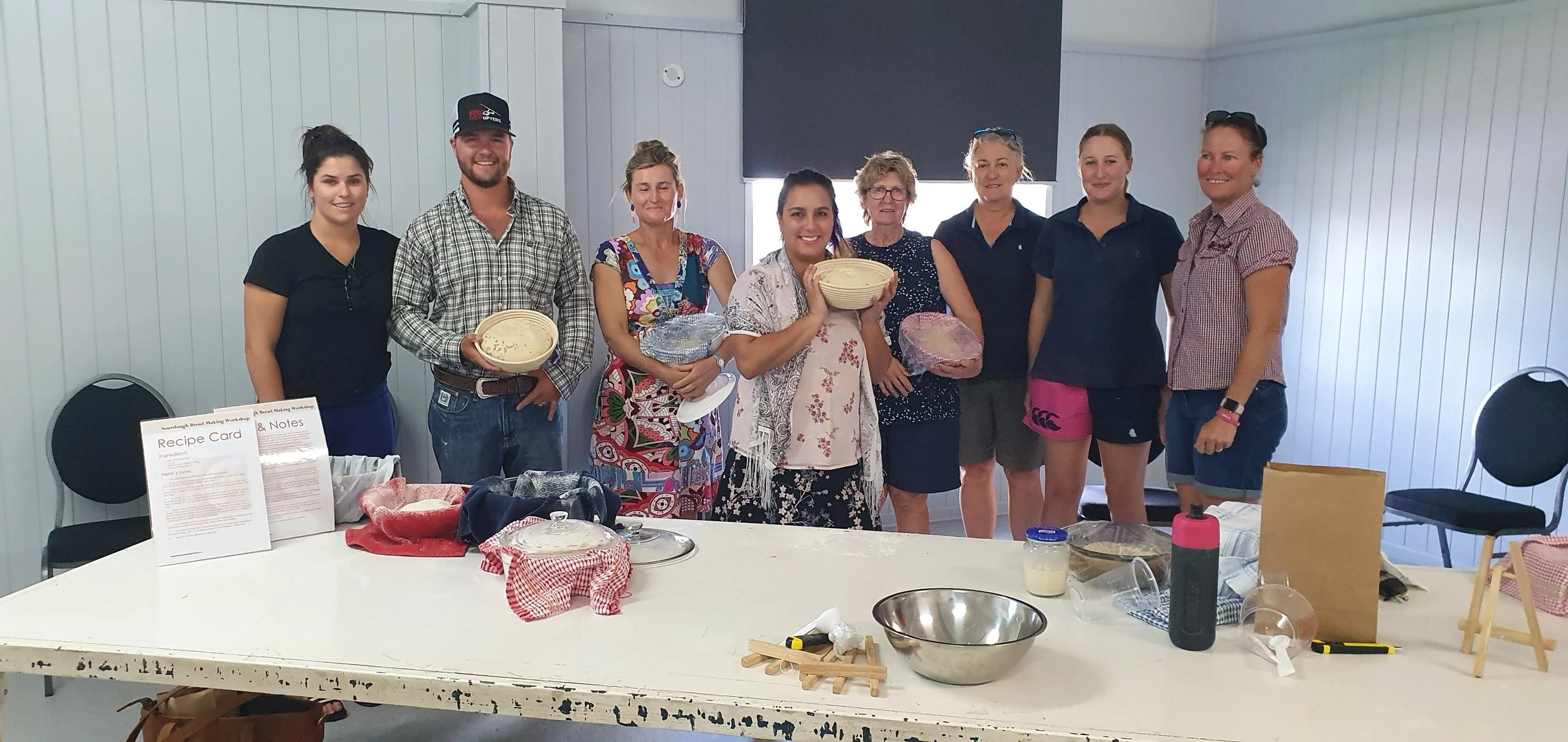 communitygroupparticipatingbreakingbreadsourdoughworkshop