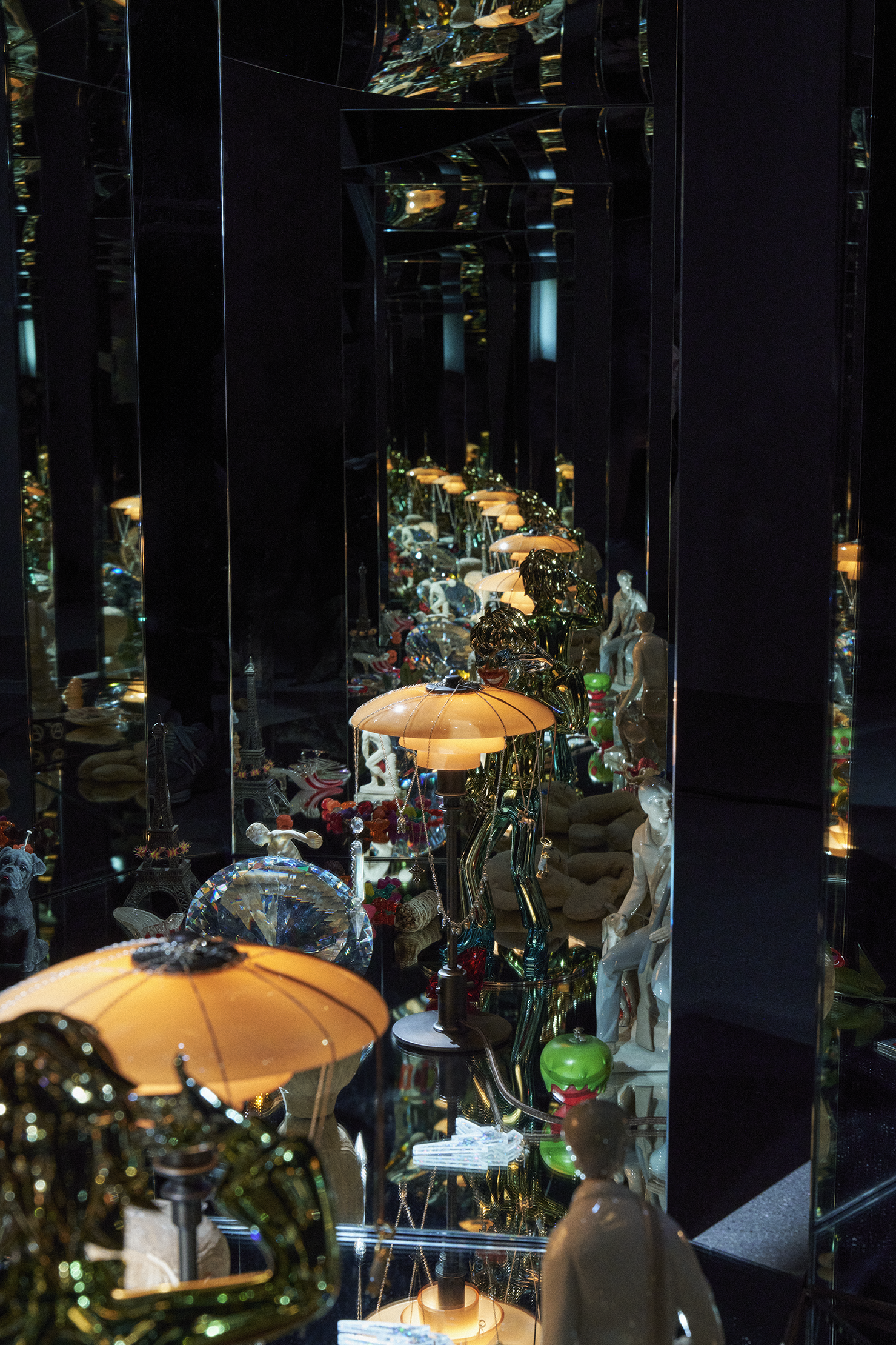 Mirrored room with PH 2/1 Table lamp, various art objects and sculptures, and a large diamond-like structure, creating an infinite reflection effect. Staged by Danish Artist Esben Weile Kjær, campaign work for Louis Poulsen.