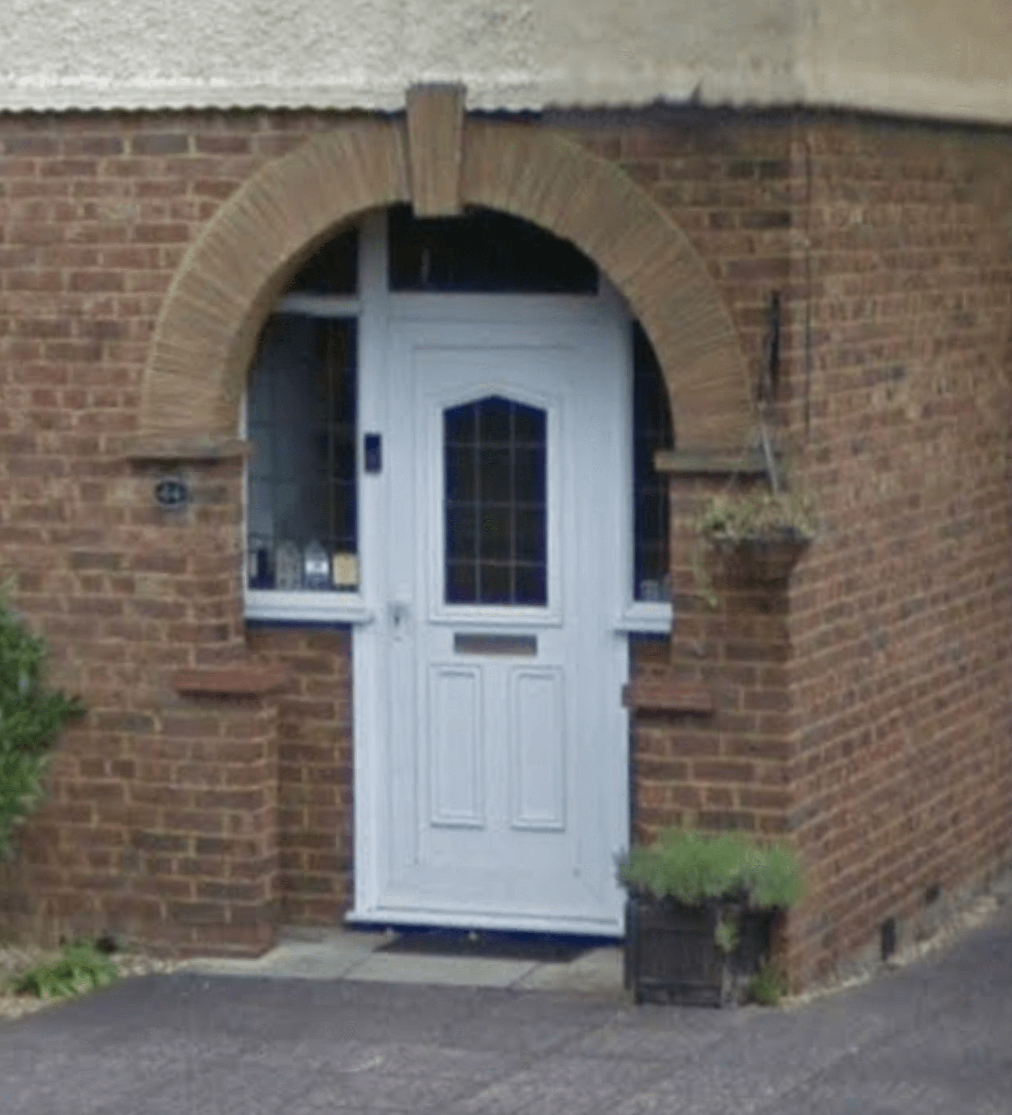 This lovely home now features a truly stunning entrance, thanks to the addition of a timber-core composite door from Solidor. Replacing the tired 1980s PVCu door, the new design beautifully blends period charm with modern performance. Inspired by Vic