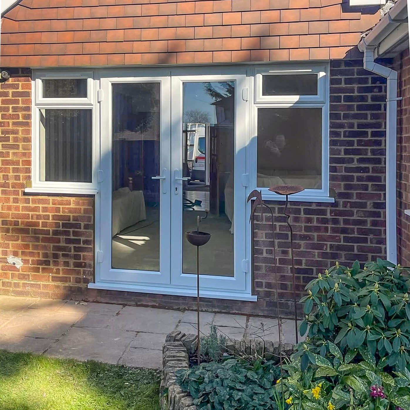 Top-hung fanlights offer easy ventilation on mild days, and clever trickle vents keep fresh air flowing all year long. When summer finally shows up (🤞), the French doors open out to 90°, perfect for stepping out onto the patio or letting the sunshin