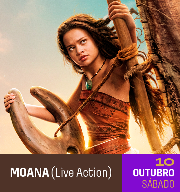 Cena de uma mulher com roupa de personagem de aventura, segurando uma arma artesanal, com expressão séria, ao nascer do sol, promovendo um evento de live action de Moana no dia 10 de outubro, sábado.