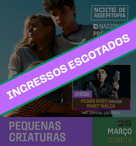 Imagem de um pôster de evento com uma faixa roxa em destaque com a palavra "INCRÊSOSS ESCOTADOS" escrito em letras brancas. O pôster promove uma noite de abertura de um evento de teatro infantil com apresentação de um show por Pedro Baby e Mart'nália, e ligado ao tema de pequenos animais, marcando o dia 25 de março, quarta-feira.