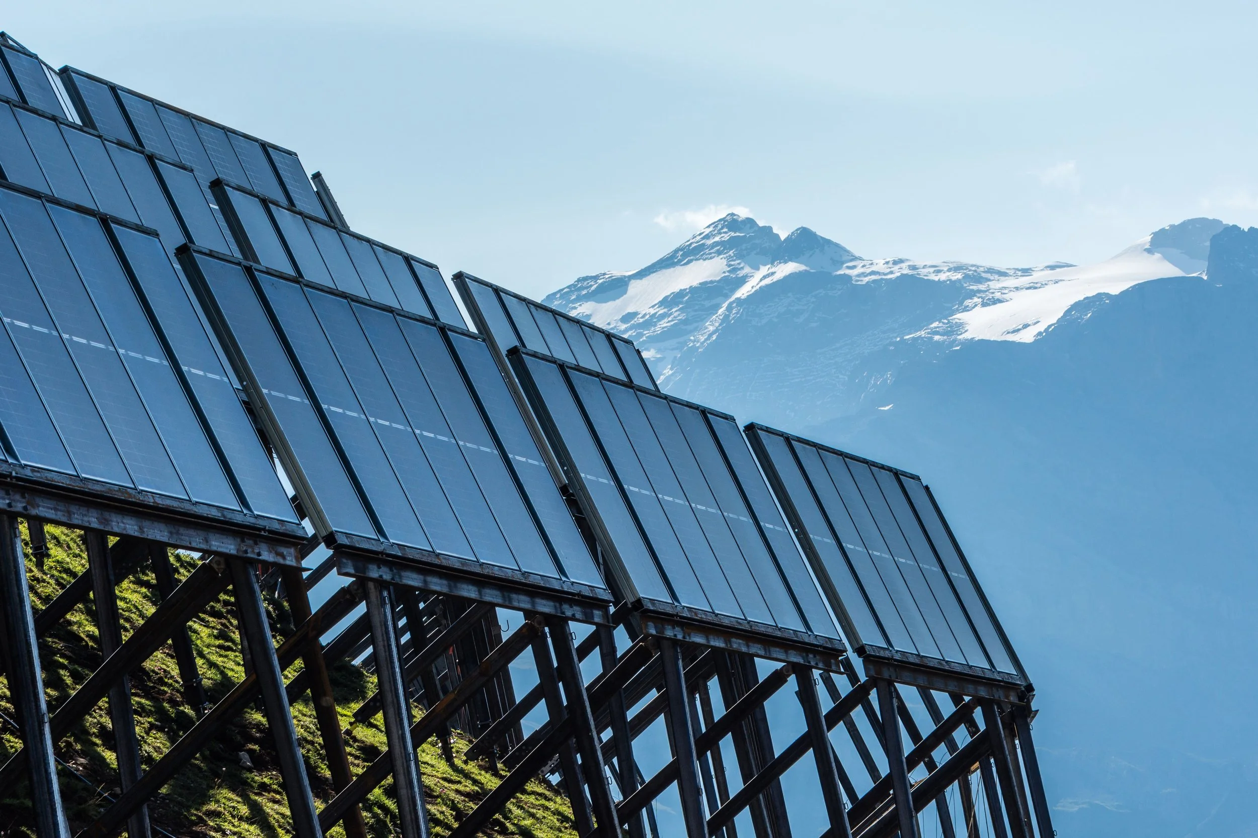Erste Zentralschweizer alpine Solaranlage speist Strom ins Netz