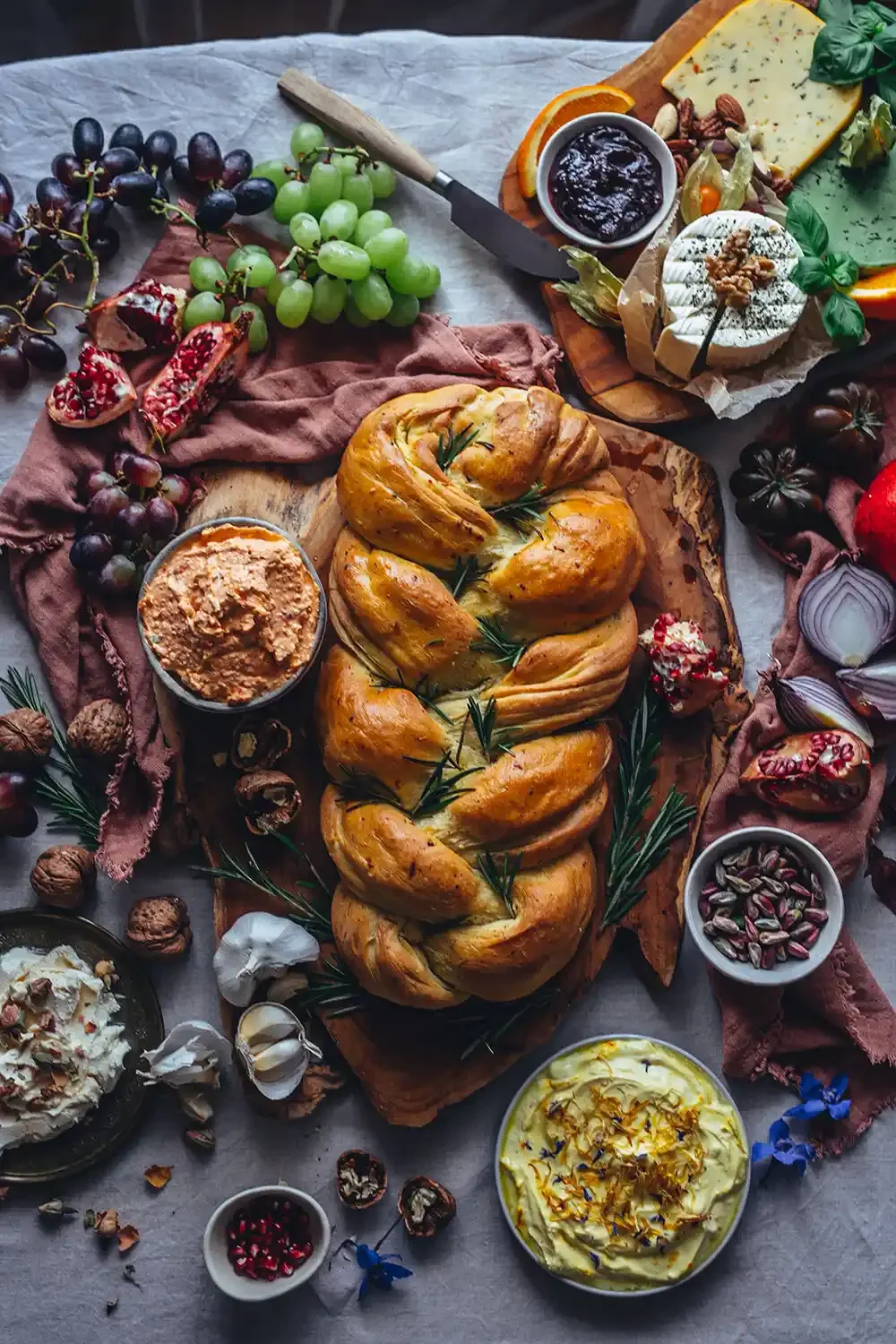 dilekerei-ischta-challah-bread-grapes.webp