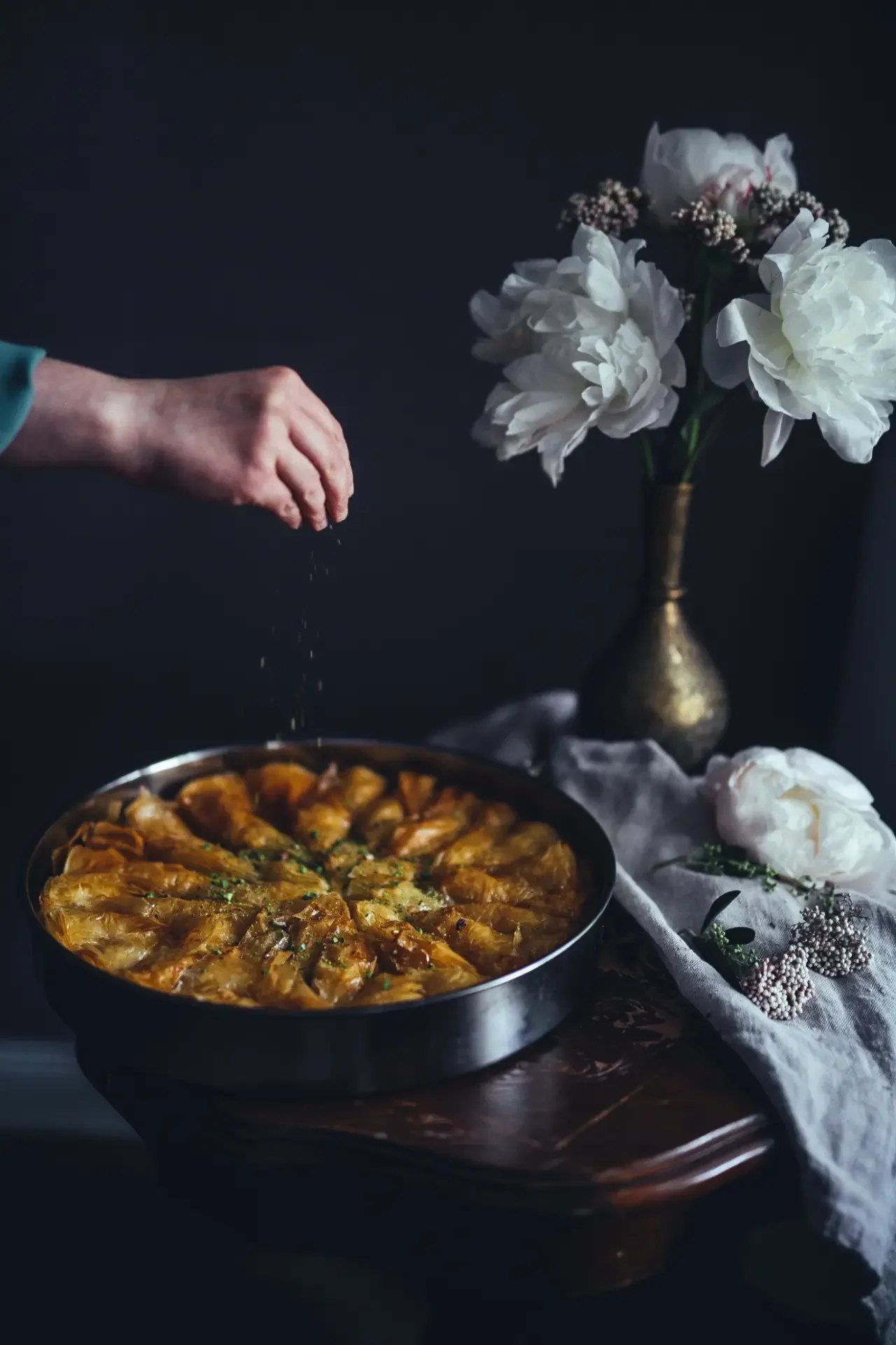 baklava-dilekerei-berlin-sprinking-pistachios.webp