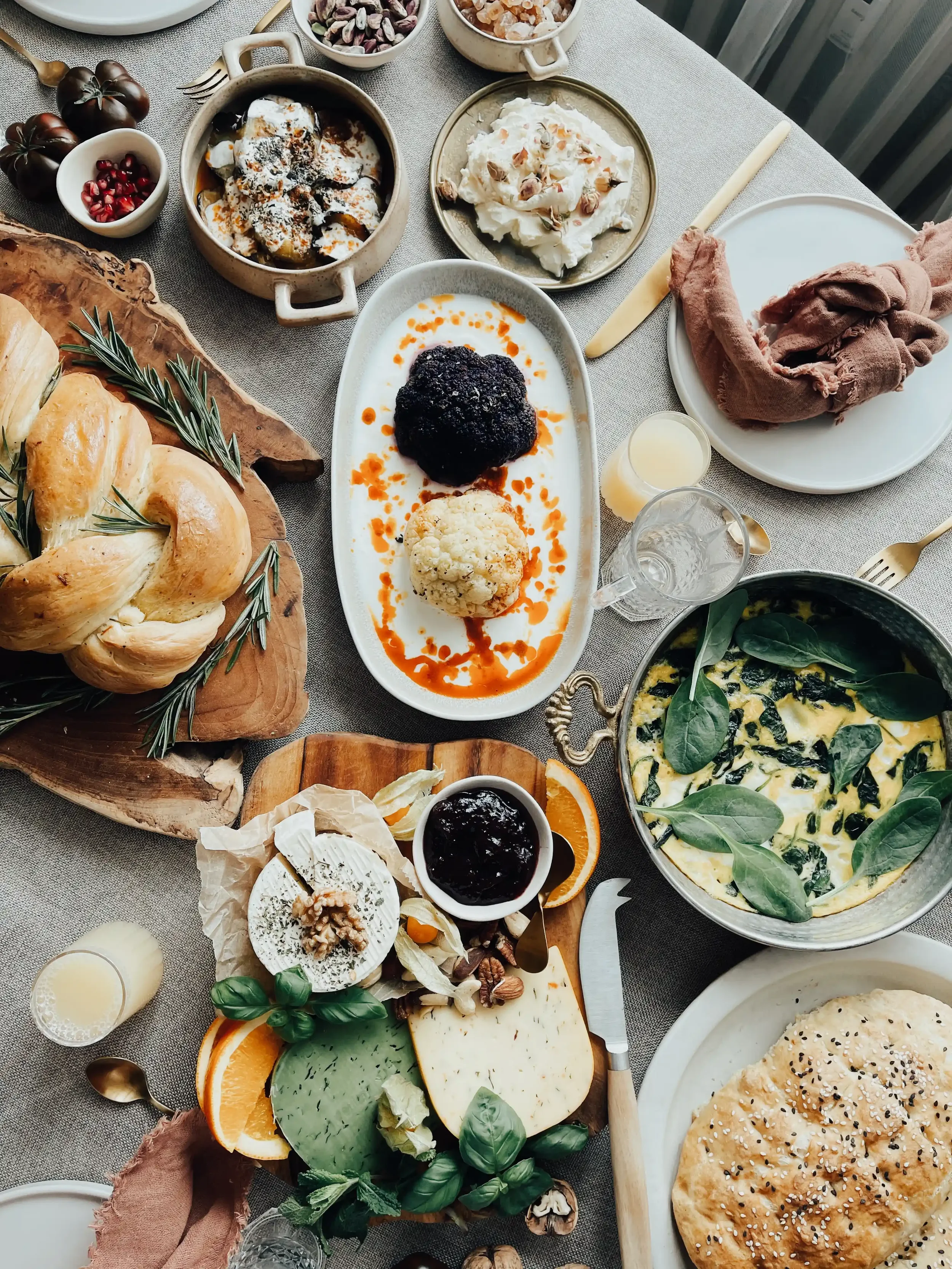 dilekerei-ischta-challah-bread-rosemary.webp