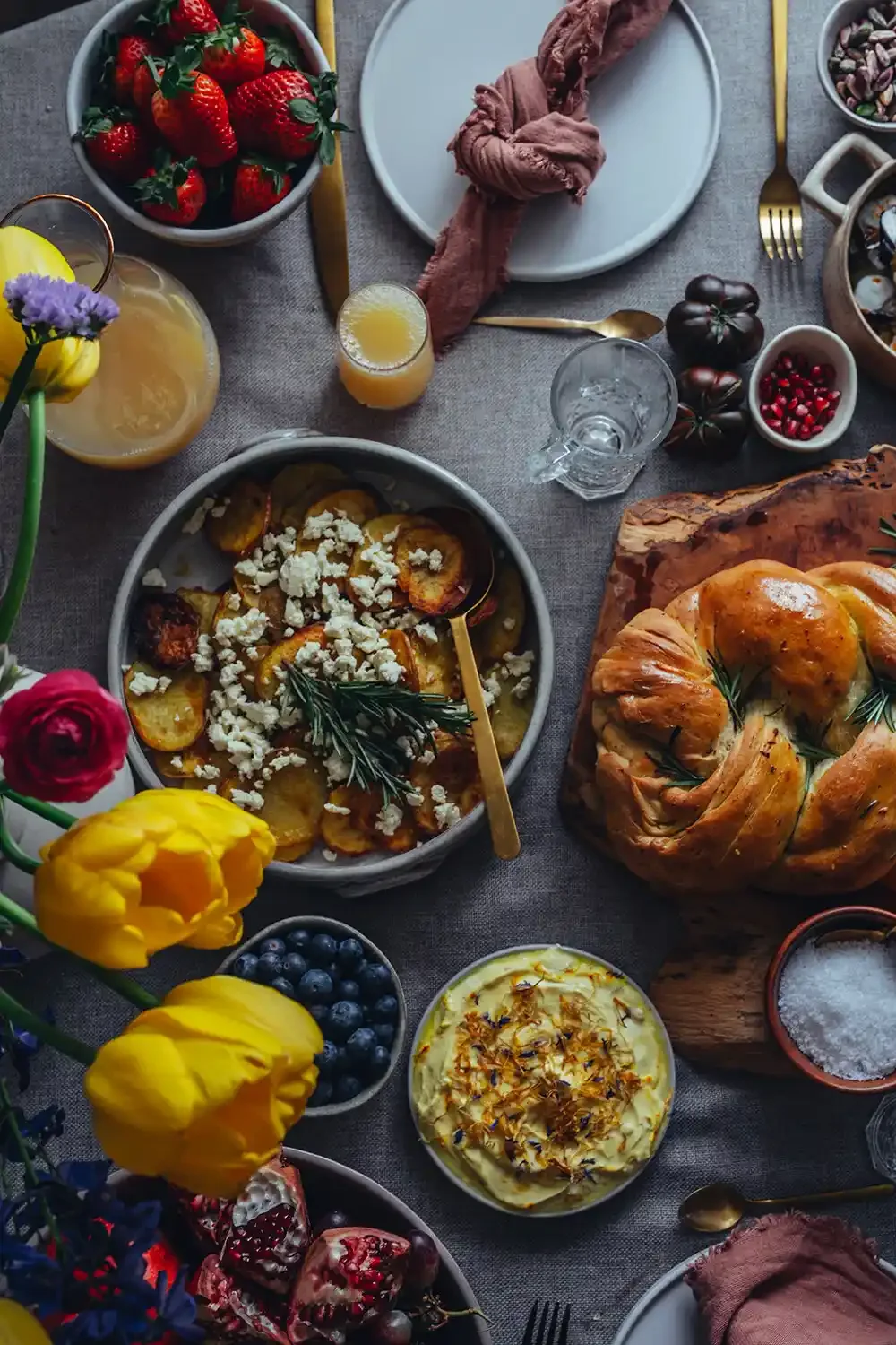 dilekerei-ischta-challah-bread-saffron-dip-garlic.webp