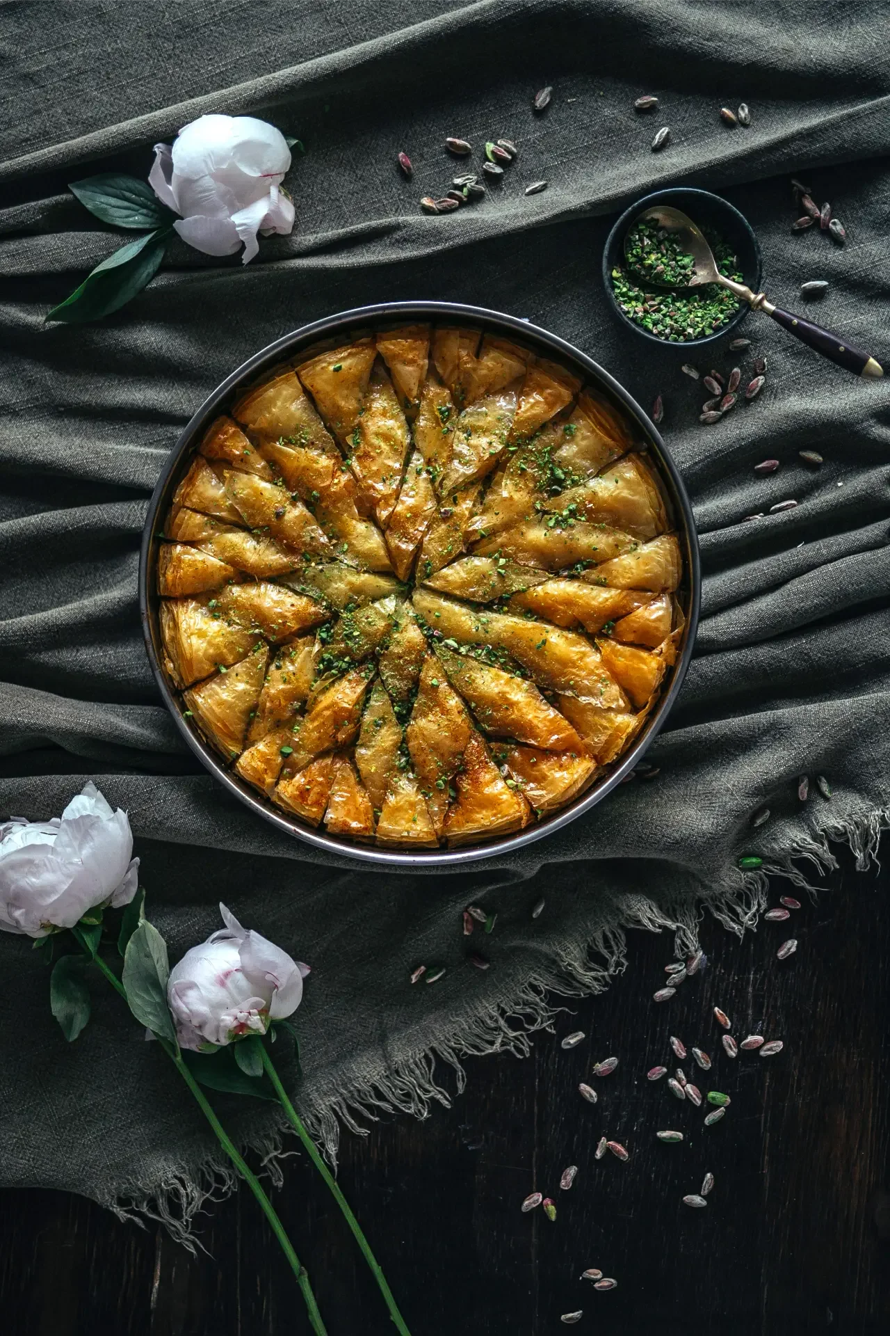 baklava-dilekerei-berlin-pistachios-flowers.webp