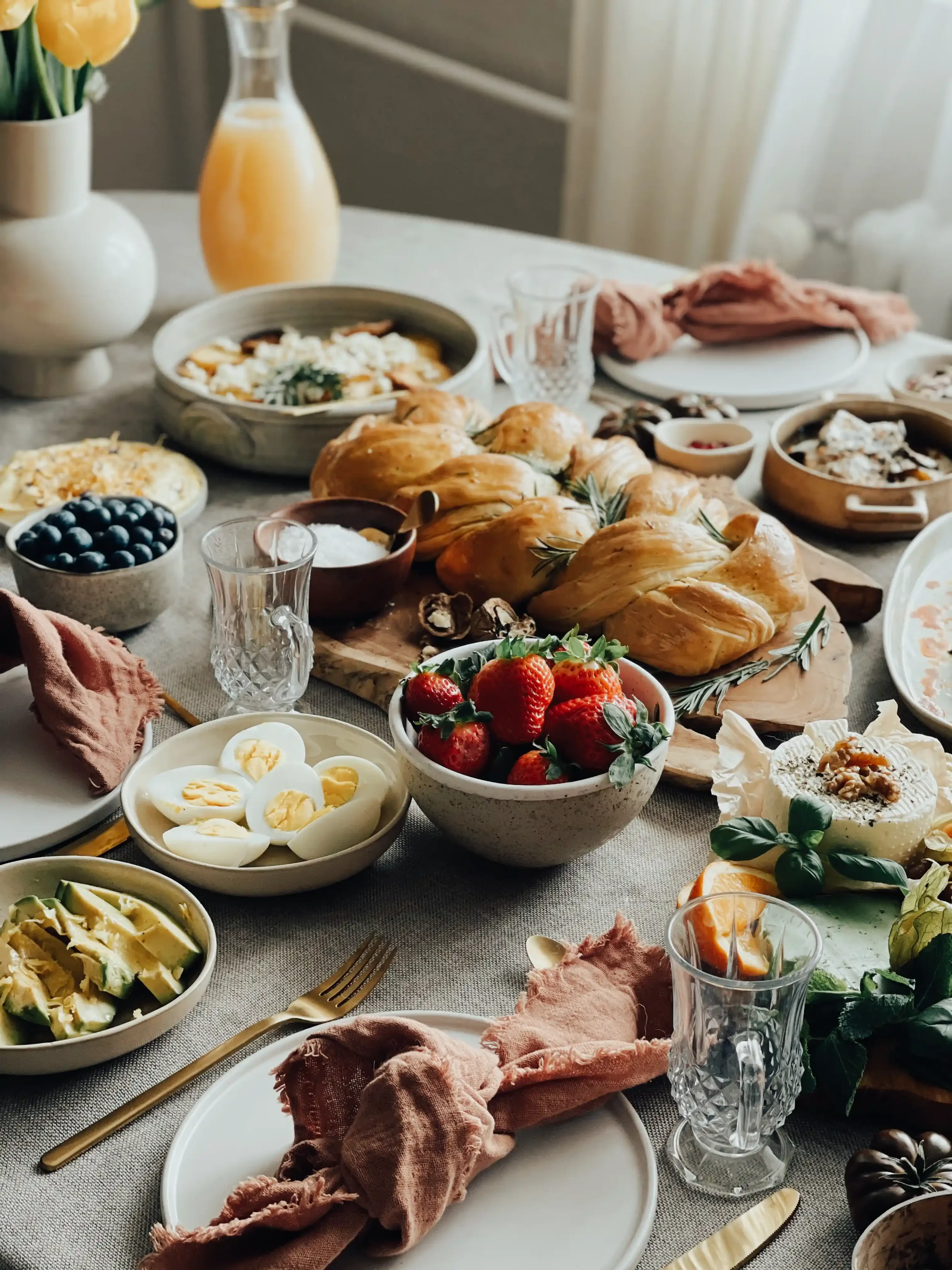 dilekerei-ischta-challah-bread-dip-table.webp