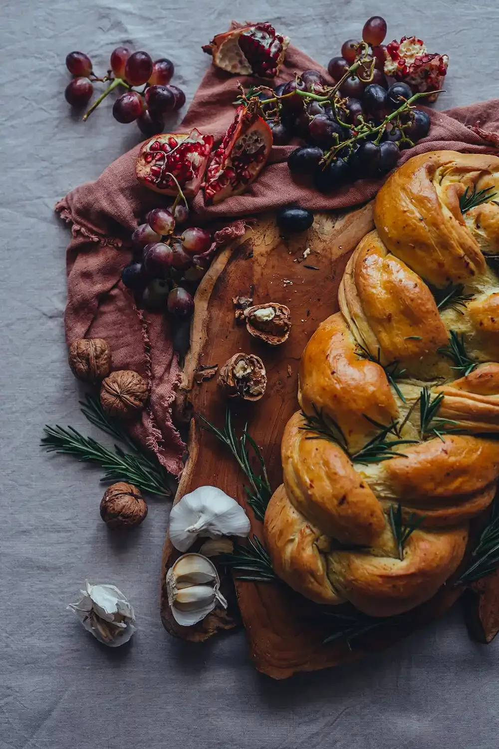 dilekerei-ischta-challah-bread-garlic-pomegranate.webp