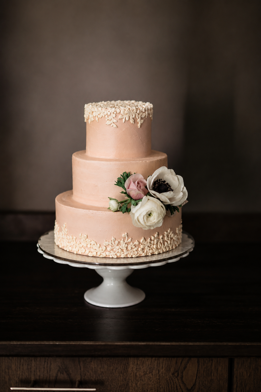 dilekerei-wedding-cake-blush-flowers-three-tiers.png