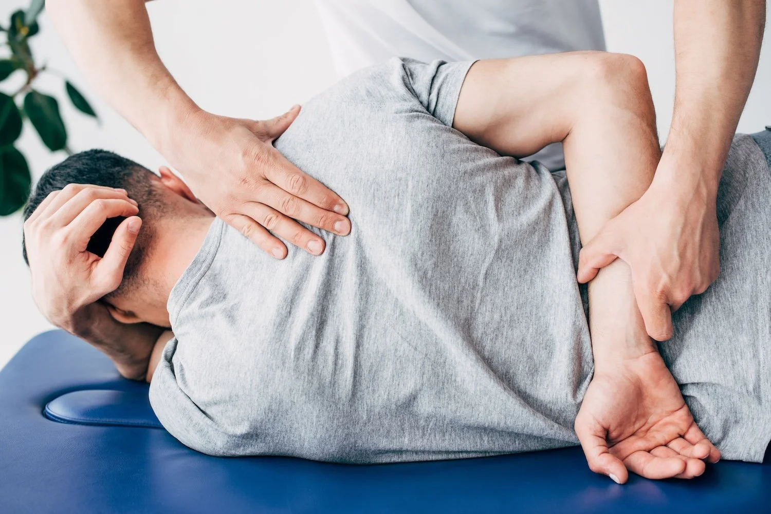 Osteopath working on a patient to alleviate back, neck, and joint pain at Joint Mechanics Clinic Ashtead
