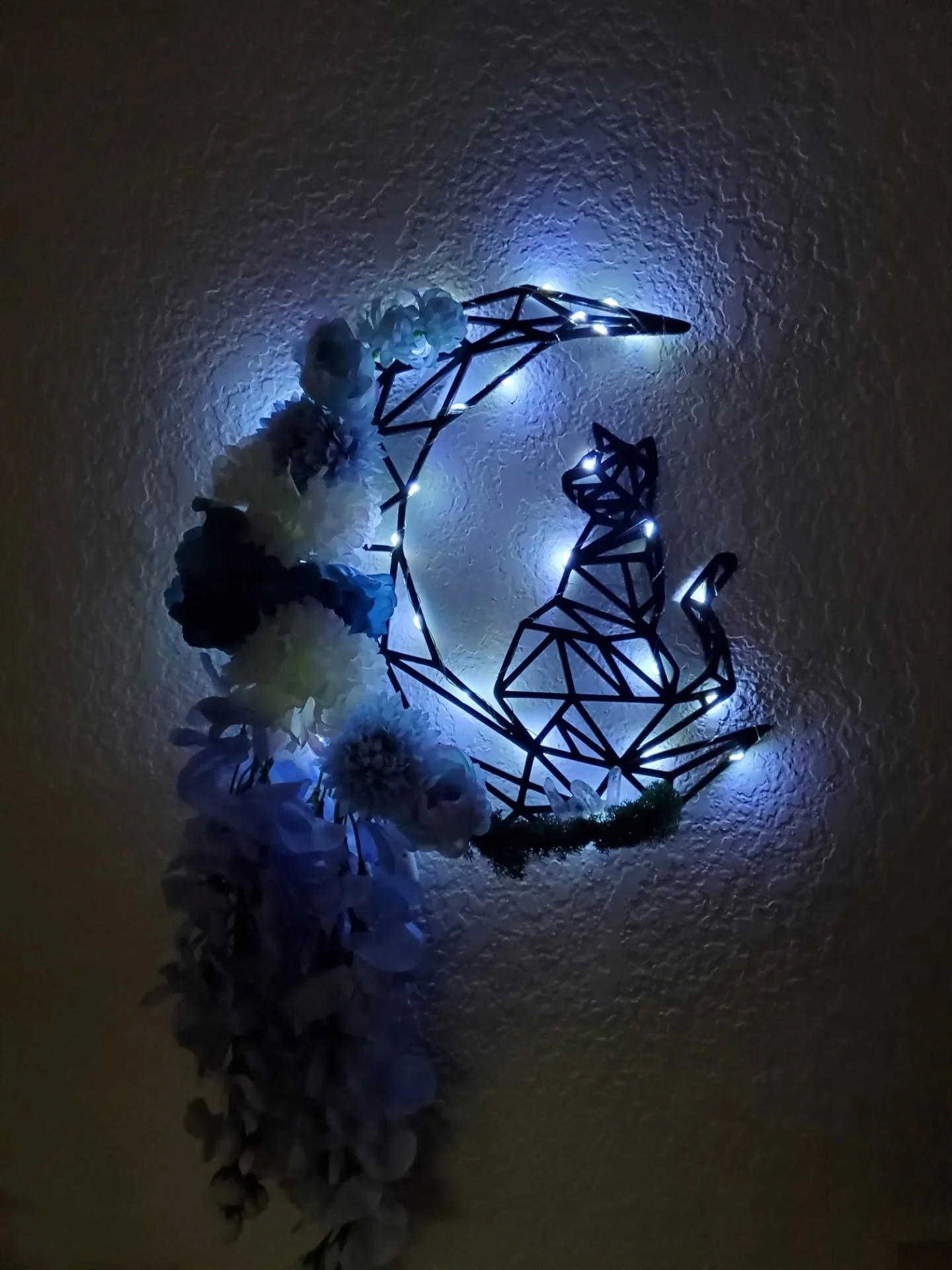 Spring is calling and I wanna play with flowers again ✨️ 

#floraldesign #leddesign #homedecor #flowerpower #wallhanging