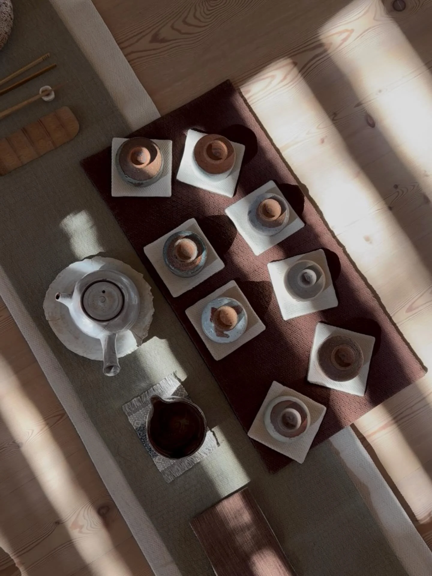 Forever in love with the simple beauty of tea altars 🤍

For this one we selected: 

&bull; ceremonial textiles by @deyi.living, where everything is handmade with care and love by the female artisans from the Dong indigenous community, according to a
