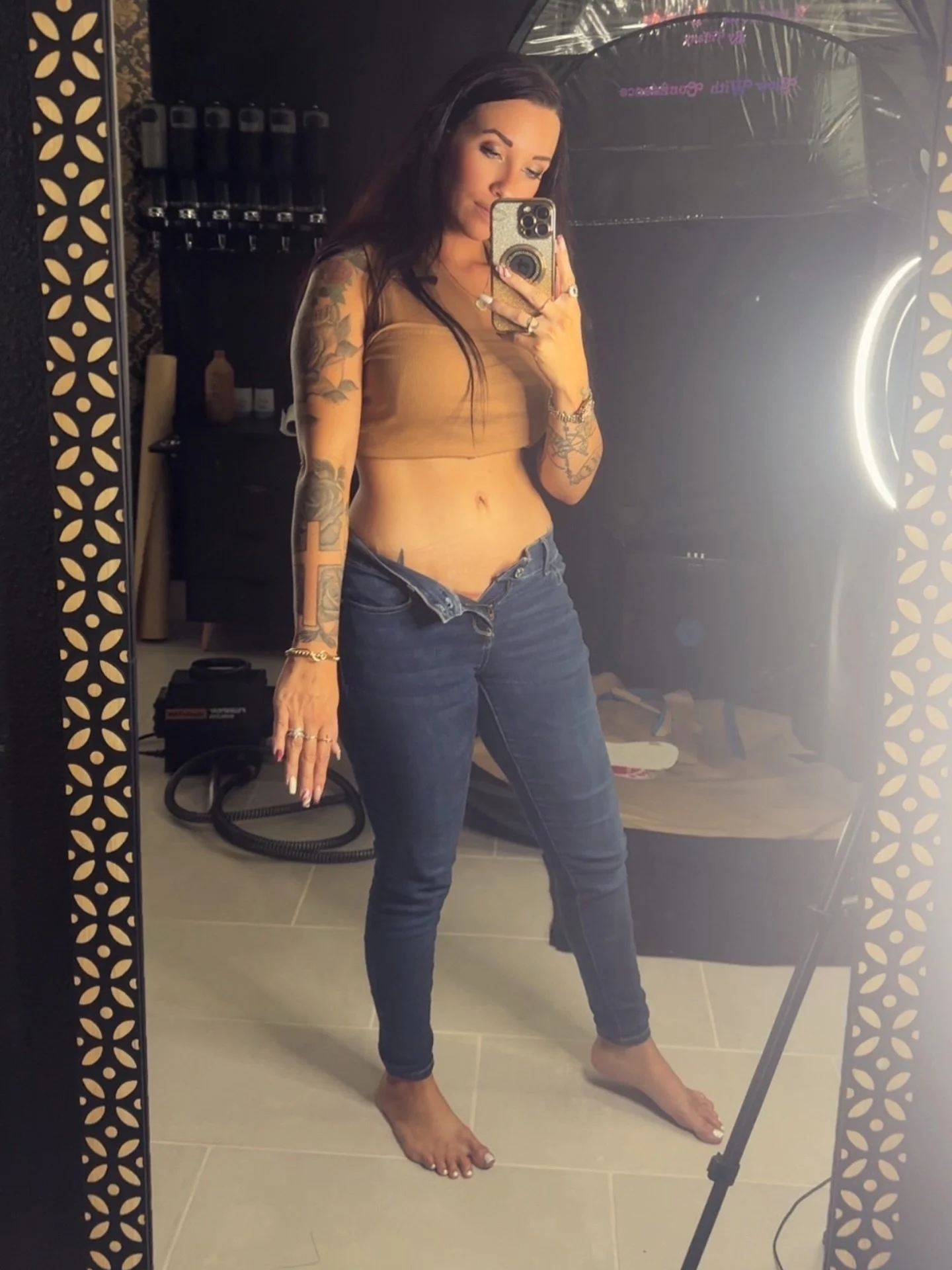 Santa came early&hellip; and he brought a spray tan 🎅✨ Sleighing every Christmas event with a glow that deserves its own spotlight. Naughty or nice &mdash; either way, I&rsquo;m glowing. 
.
.
.
.
#spraytan #spraytanning #spraytanclermont #spraytanar