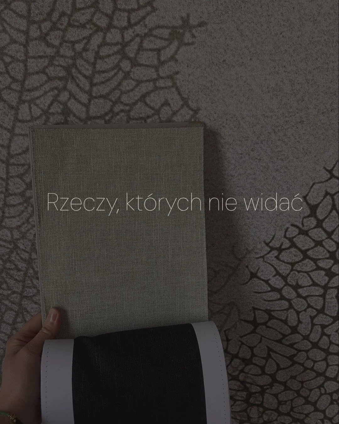 Projektowanie wnętrza to setki decyzji , nie tylko te największe.

Konsultujemy z Wami każdą z nich: gdzie znajdzie się włącznik, jak ułożyć płytki, jaką fakturę będzie mieć materiał, kt&oacute;ry codziennie dotykacie.

Bo diabeł tkwi w szczeg&oacute