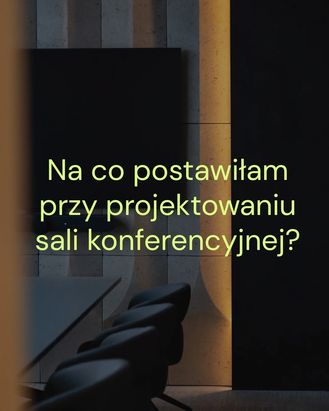 Sala konferencyjna, w kt&oacute;rej nikt nie musi podnosić głosu.

Ściana za ekranem to panele z konopi, żłobione w pionowe łuki, kt&oacute;re rozpraszają dźwięk zamiast go odbijać. Przy pełnym stole i włączonym ekranie do połączeń to r&oacute;żnica 