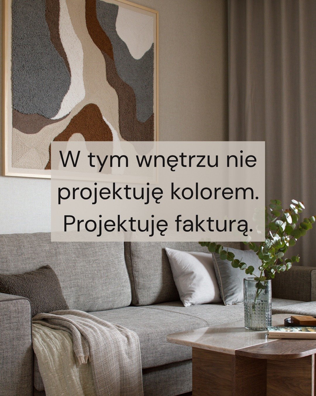 W kojących wnętrzach lubię działać fakturą. Materiały trzymam w zbliżonej palecie barw. R&oacute;żnica robi się na strukturze, nie na kolorze.

Stawiam na sensorykę. Grę światła na powierzchni, połysk zestawiony z matem, ciepło drewna przy chłodzie k