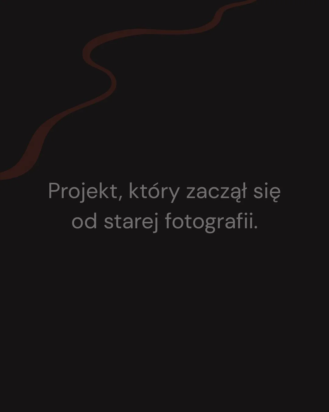 Patrycja przyszła do mnie z jasnym obrazem tego, czym ma być jej miejsce. I ze zdjęciem.

Na zdjęciu jest czereśniowy sad babci. Niedziela, kobiety odświętnie ubrane siedzą przy stole i odpoczywają po tygodniu pracy.

To zdjęcie wisi dziś w Heluni. P