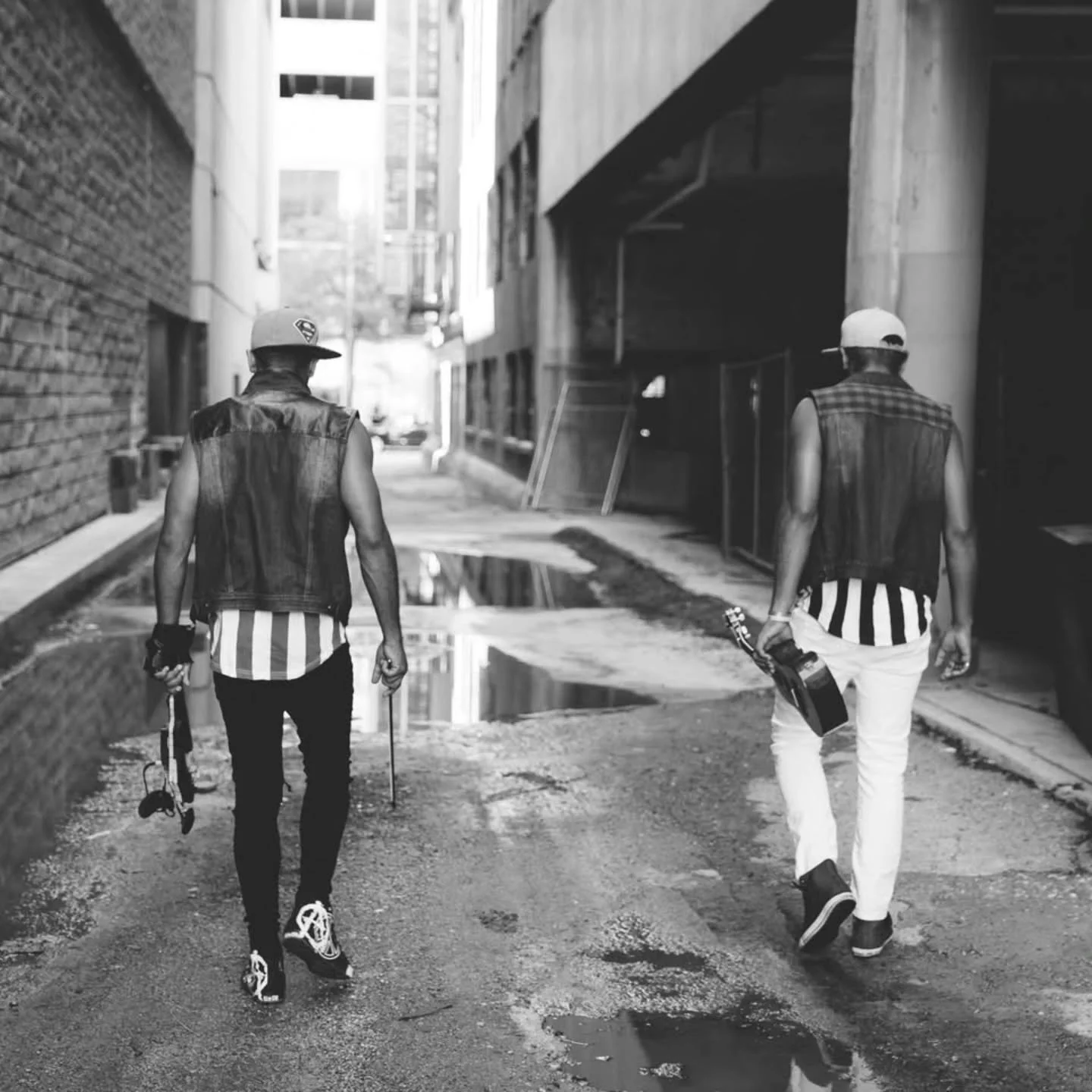 just two boys from the slums of brazil with nothing but a dream...
and a little hope in the pockets...
on a mission to make the world smile....
thank you for following our journey ✨✨