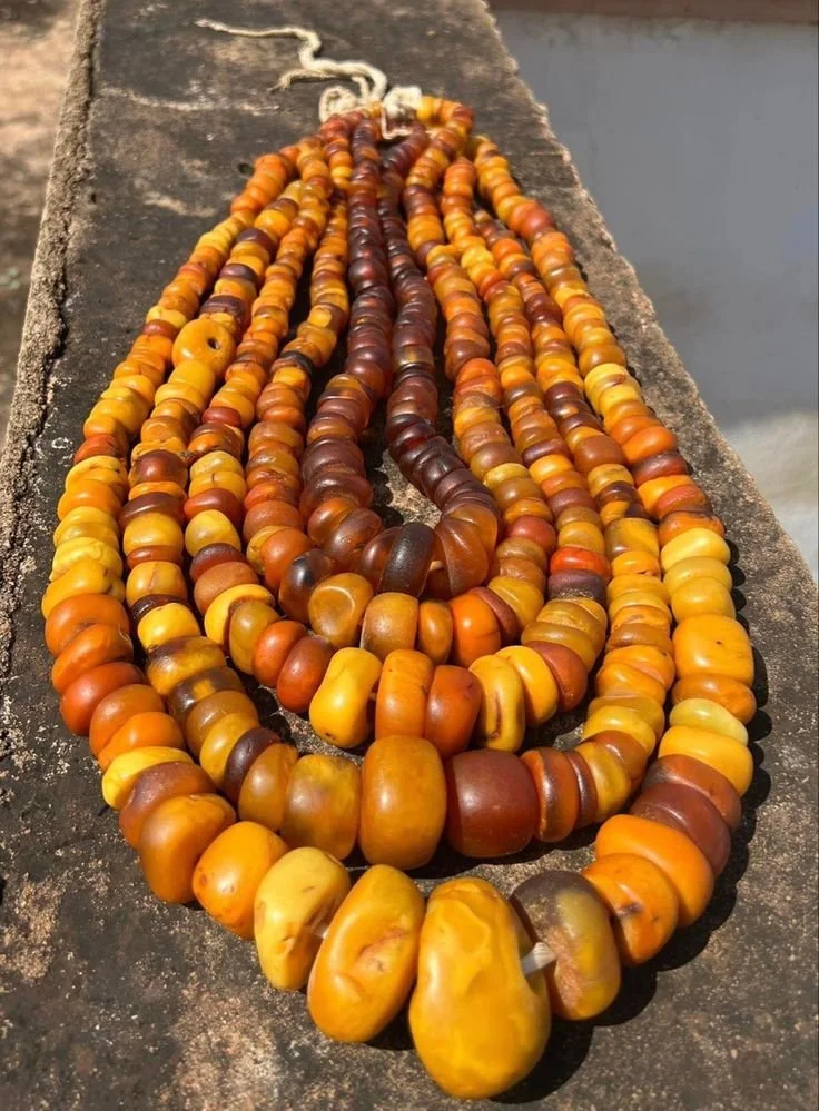 2- IMMITATION DES PERLES D'AMBRE - UNE LÉGENDE ANCESTRALE