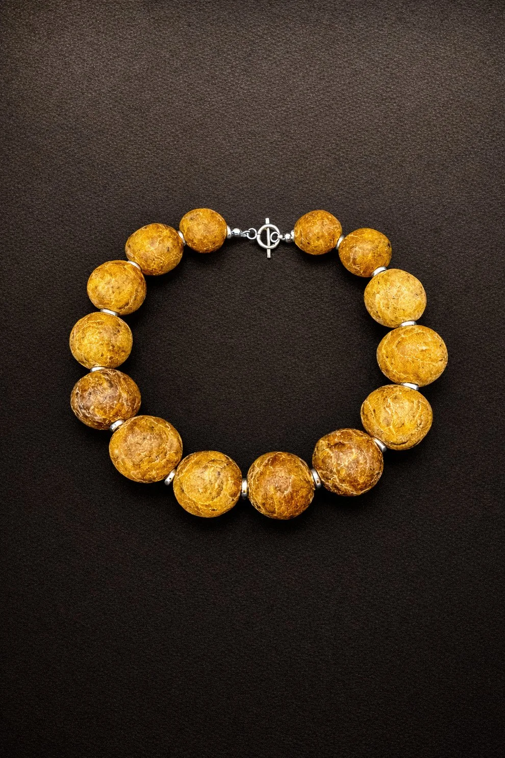 Bracelet en perles jaunes foncées avec fermoir métallique