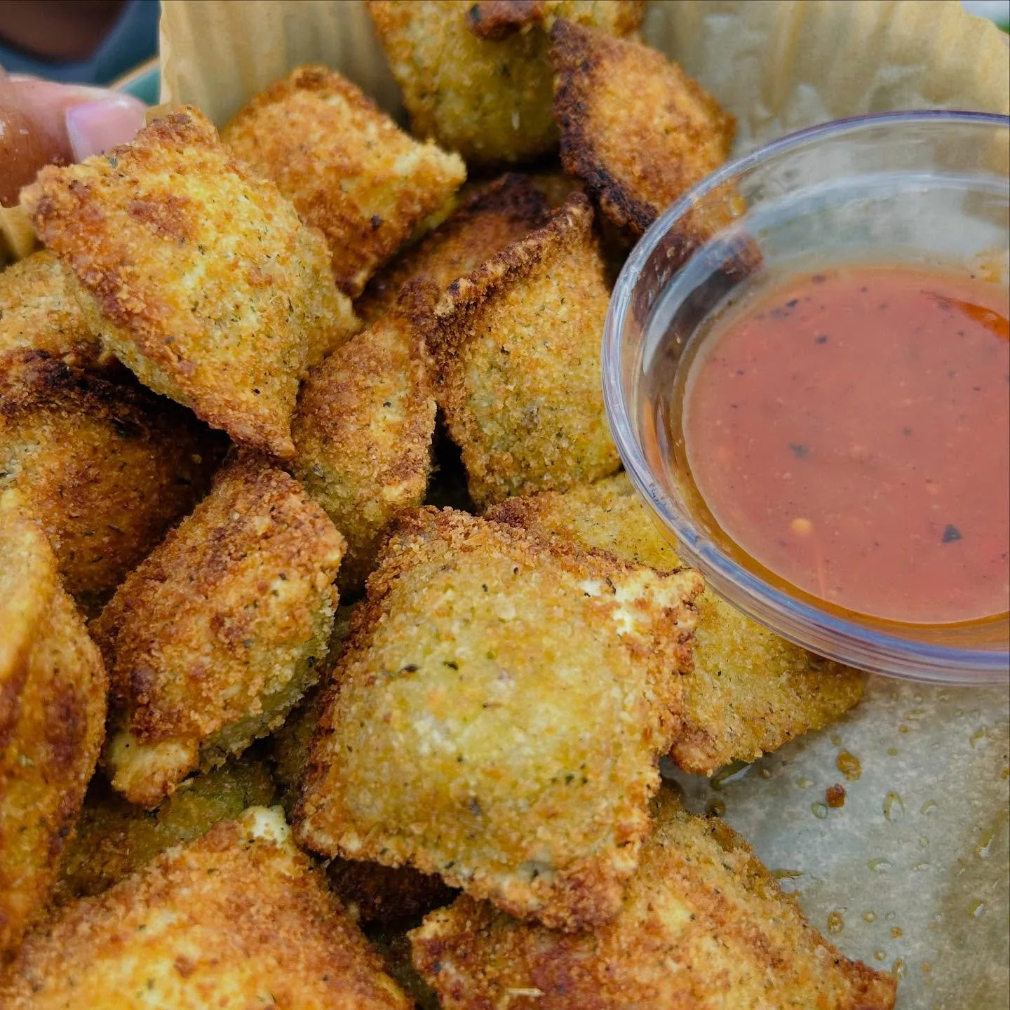 Toasted ravioli with a side of September Harvest hot sauce! I can almost taste this photo. Our artisan hot sauce has layered heat with smoky, tangy depth: perfect for any dish! Thanks @lmorrison214 for the photo of your delish meal 🤩