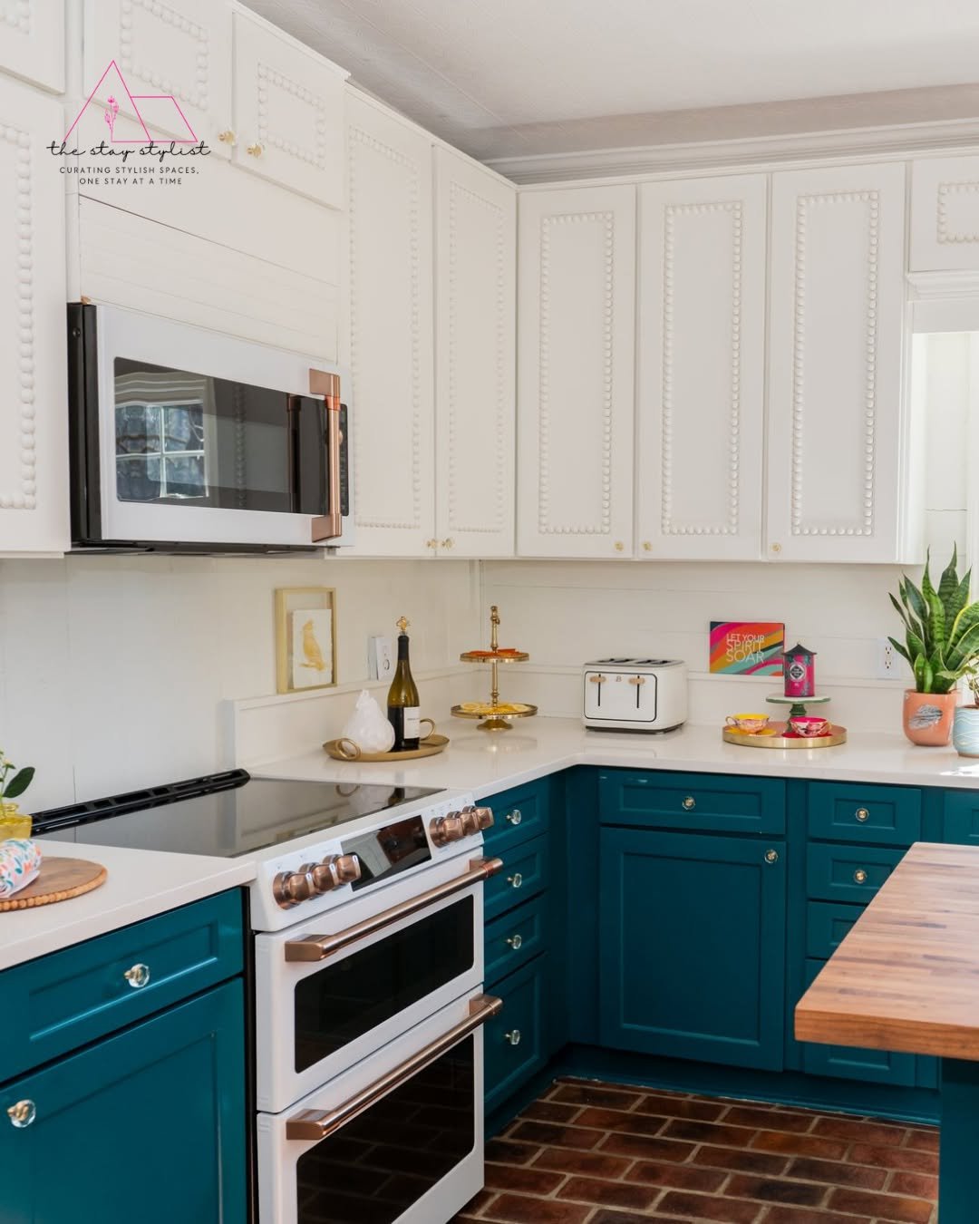 Before & After: Kitchen Transformation 🍴
A kitchen makeover can completely change the vibe of your home.
If your space is outdated or lacks functionality, it’s time for a fresh design.
From cluttered counters and old appliances to a sl