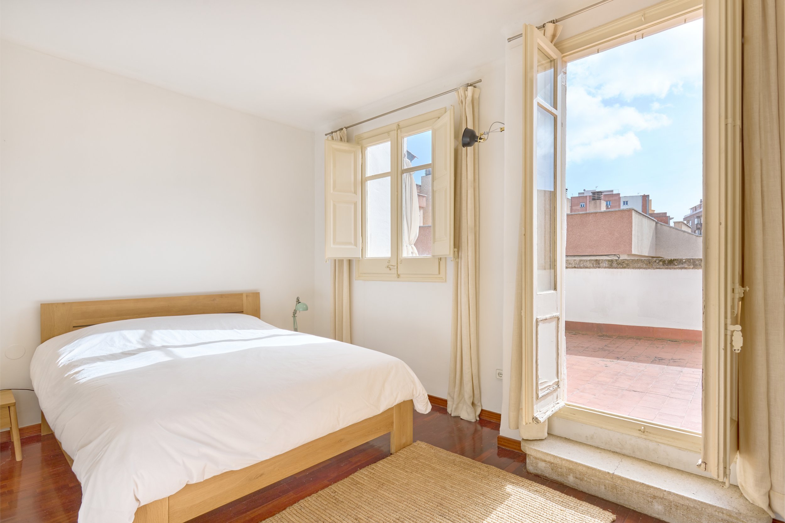 Fotografía inmobiliaria de interiores profesional y moderno en el Barcelona, con luz natural.

Fotógrafo de interiores Barcelona. 