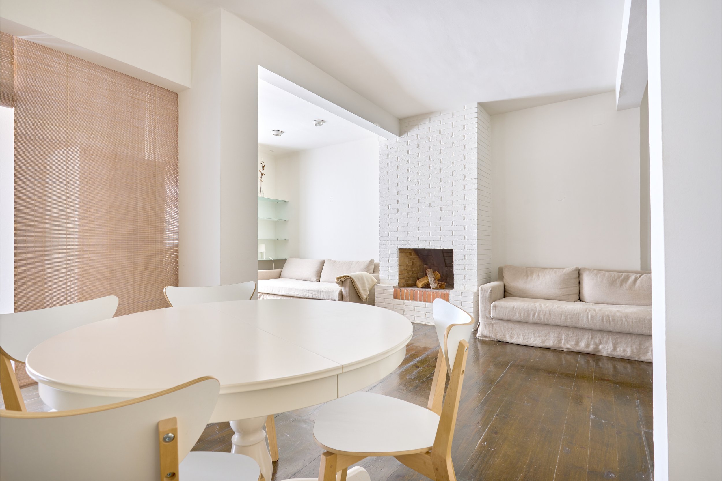 Fotografía inmobiliaria de interiores profesional y moderno en el Barcelona, con luz natural.

Fotógrafo de interiores Barcelona. 