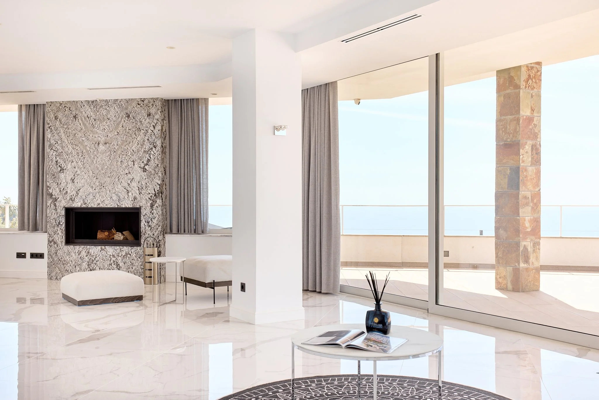 Fotografía inmobiliaria de interiores profesional y moderno en el Barcelona, con luz natural.

Fotógrafo de interiores Barcelona.
