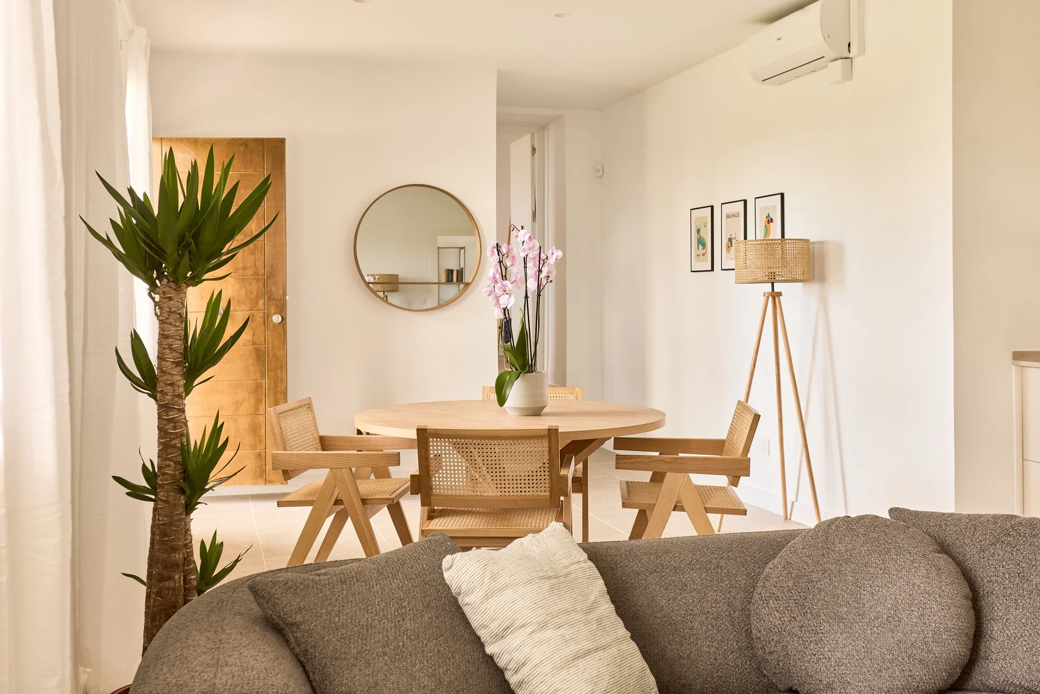 Fotografía inmobiliaria de interiores profesional y moderno en el Barcelona, con luz natural.

Fotógrafo de interiores Barcelona.