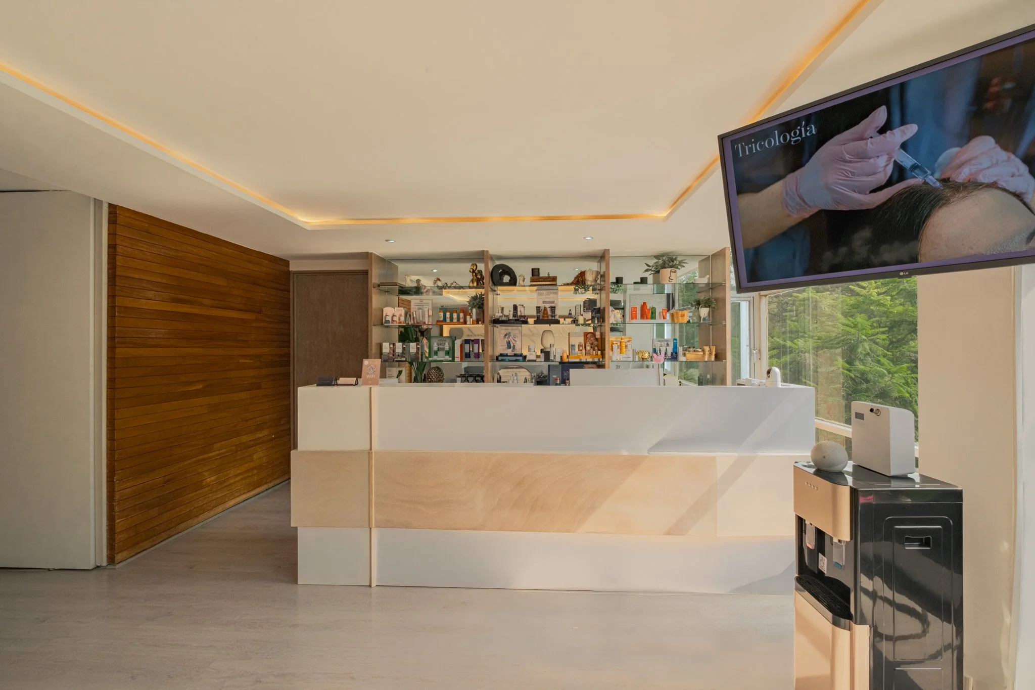 
Clínica dermatológica elenederm de la Doctora Lidia Elena Bernal - recepción pacientes