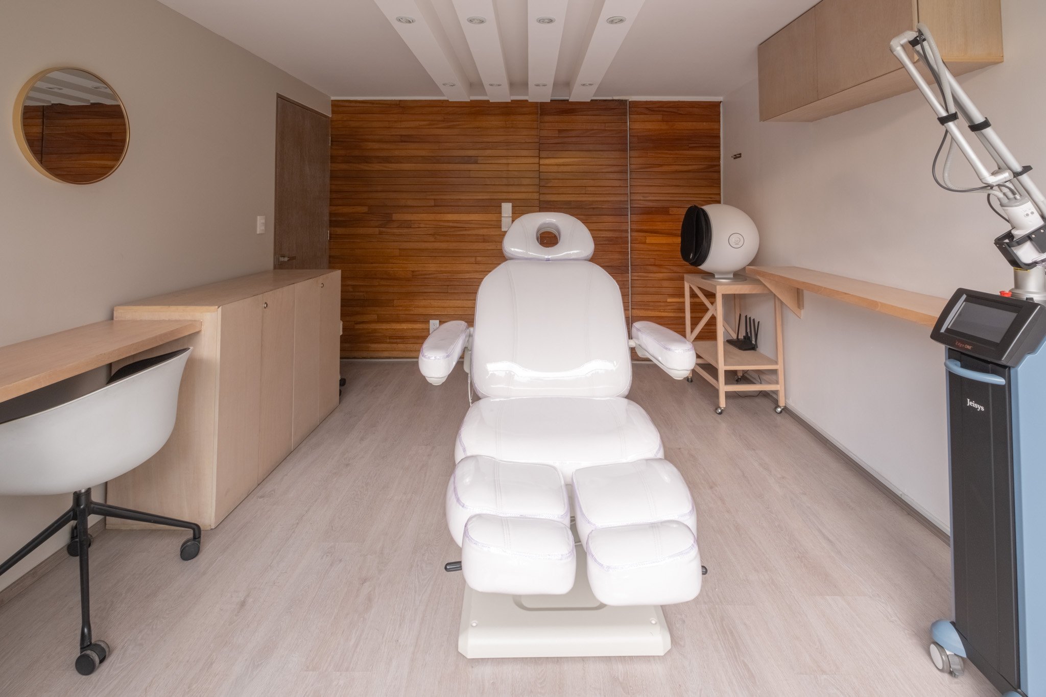 Clínica dermatológica elenederm de la Doctora Lidia Elena Bernal - consulta de estética y tricología