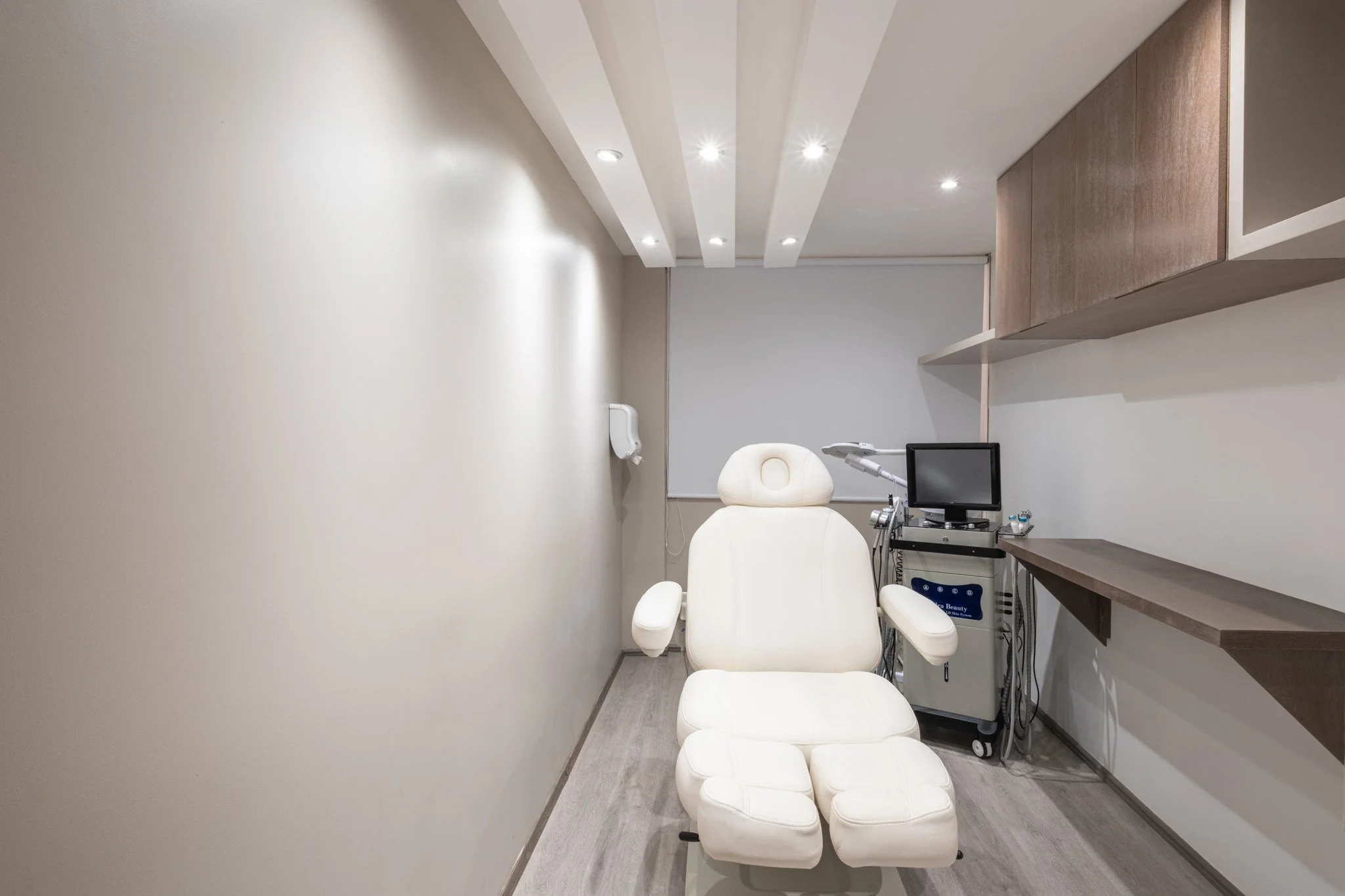 Clínica dermatológica elenederm de la Doctora Lidia Elena Bernal - limpieza facial aquafacial.