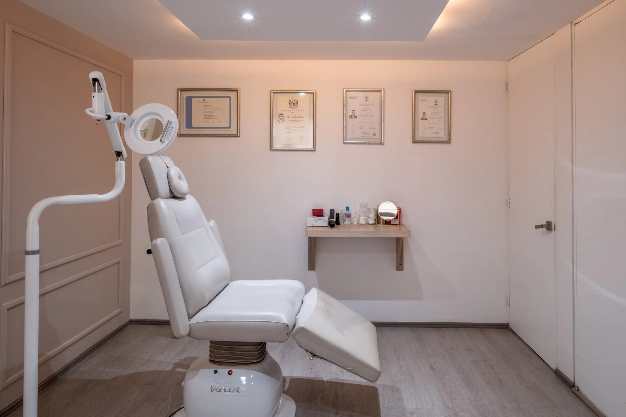 Clínica dermatológica elenederm de la Doctora Lidia Elena Bernal - consulta de enfermedades de la piel, pelo y uñas