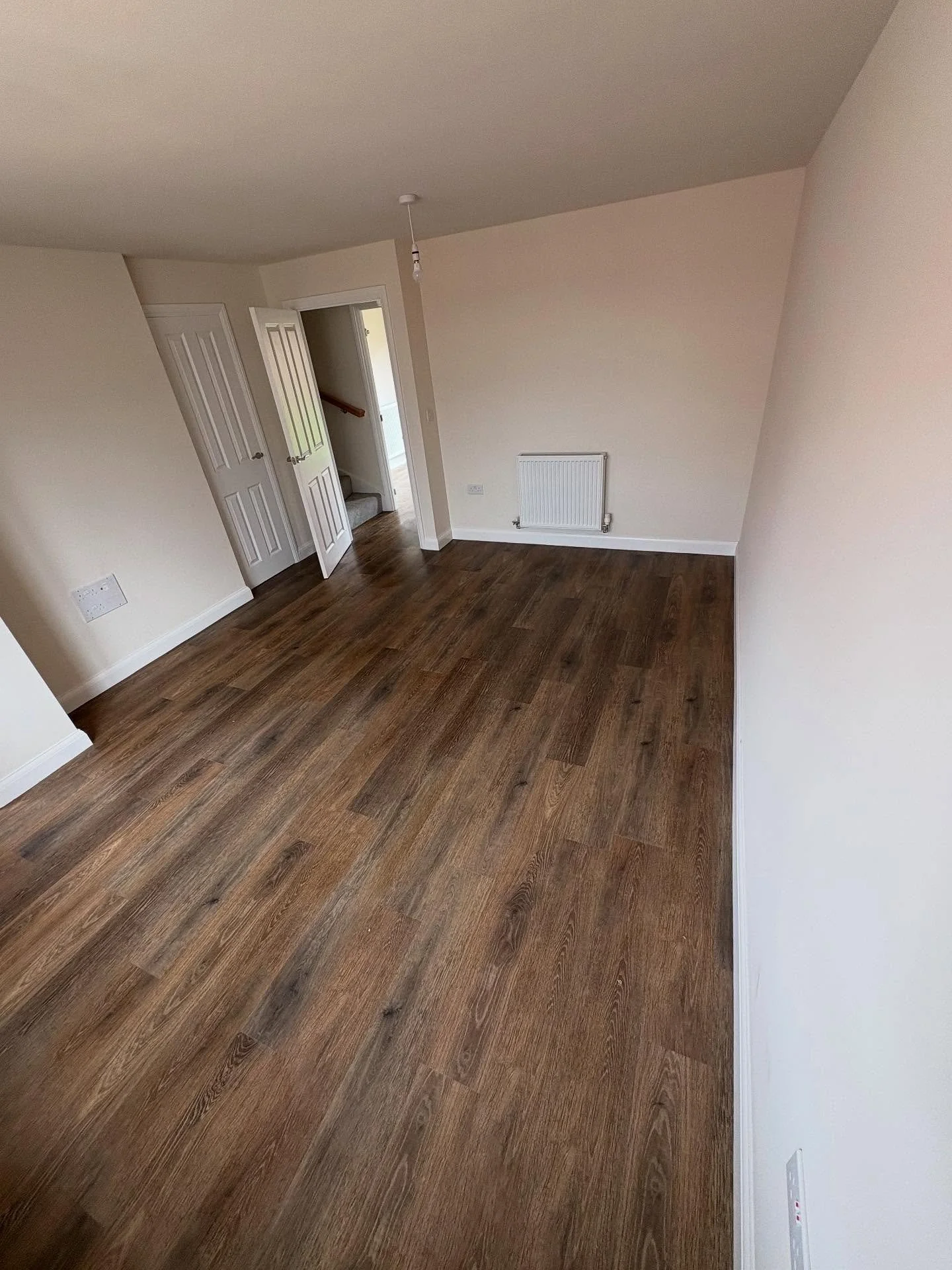 Thinking about new floors? We&rsquo;ve got you covered! 🙌
LVT downstairs for easy cleaning and modern look
Cozy carpet upstairs to keep things comfy
Vinyl in the toilets that&rsquo;s tough and low maintenance
Want to know more or get a quote? Drop u