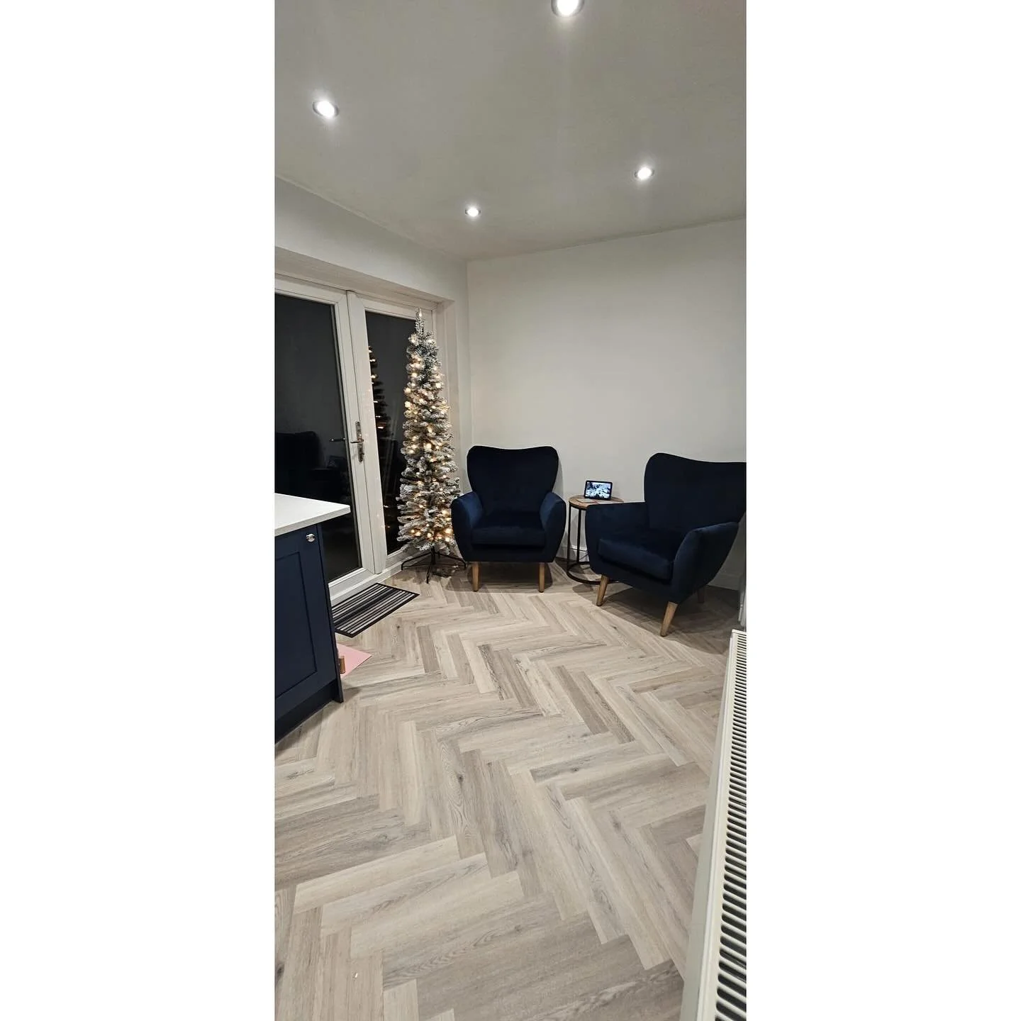 A kitchen and hallway finished ready in time for Christmas 🎄 (Gluedown LVT/ Herringbone) contact us now for your 2026 dates. Free no obligation quotes - 07552023635 or use any of the contact options.