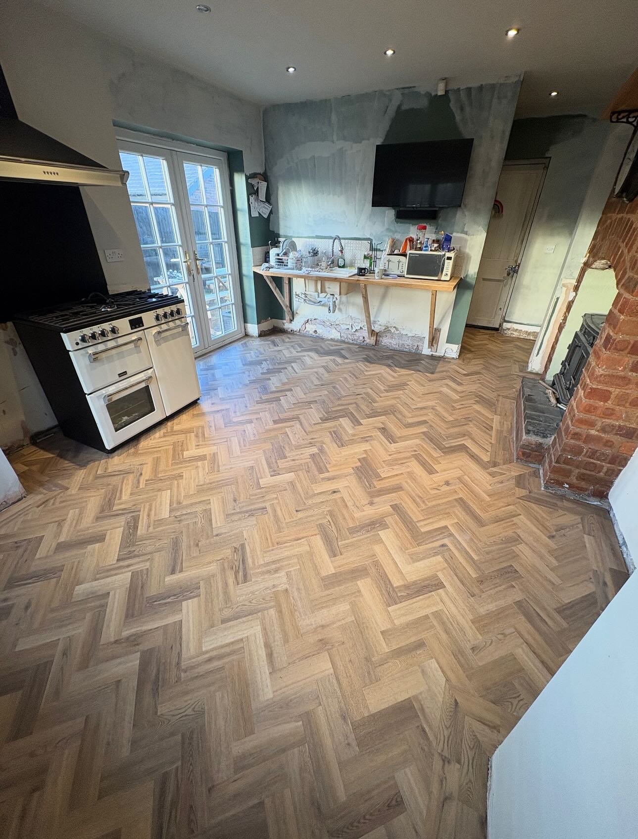 Herringbone LVT fitted through the kitchen &amp; dining area. 
Finished with a border and mitred detail.
Skirtings were off on this one, but just a reminder with glue down LVT it&rsquo;s not needed these were being replaced anyway 
For any enquiries,