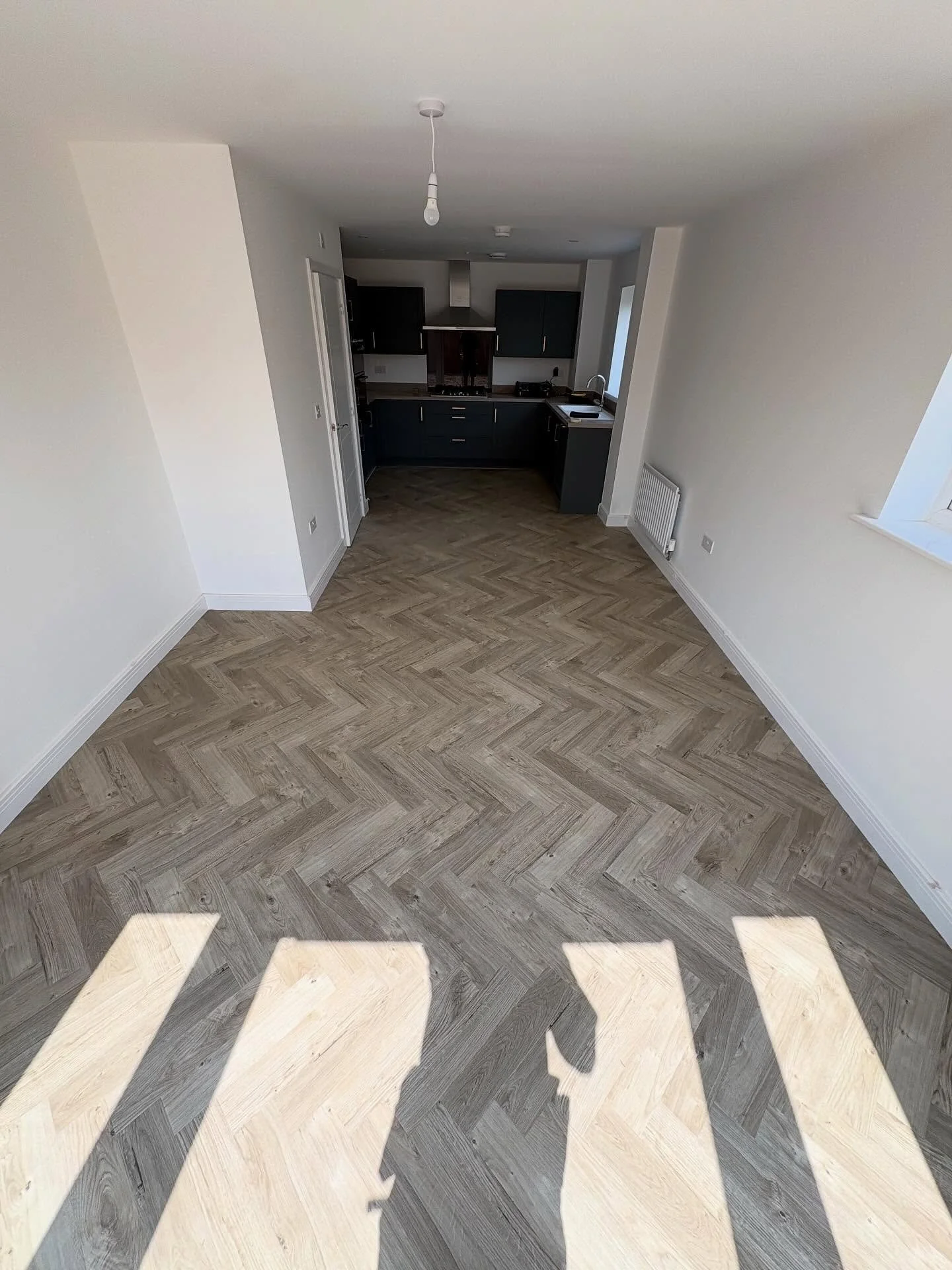 LVT herringbone fitted throughout the ground floor of this property.
A clean, seamless finish throughout and a great choice for the space 👌 - Get in touch for any quotes/enquiries📞📥