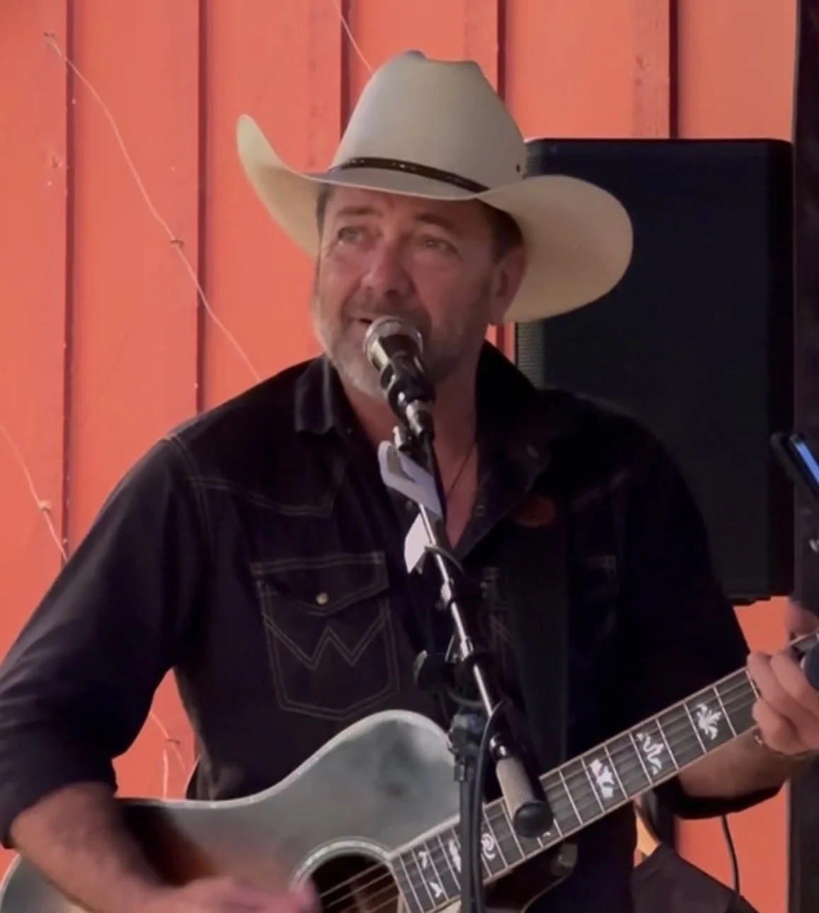 Sunday plans perfected! Wine in hand and live music featuring Dan West from 5&ndash;7pm 🍷🎤