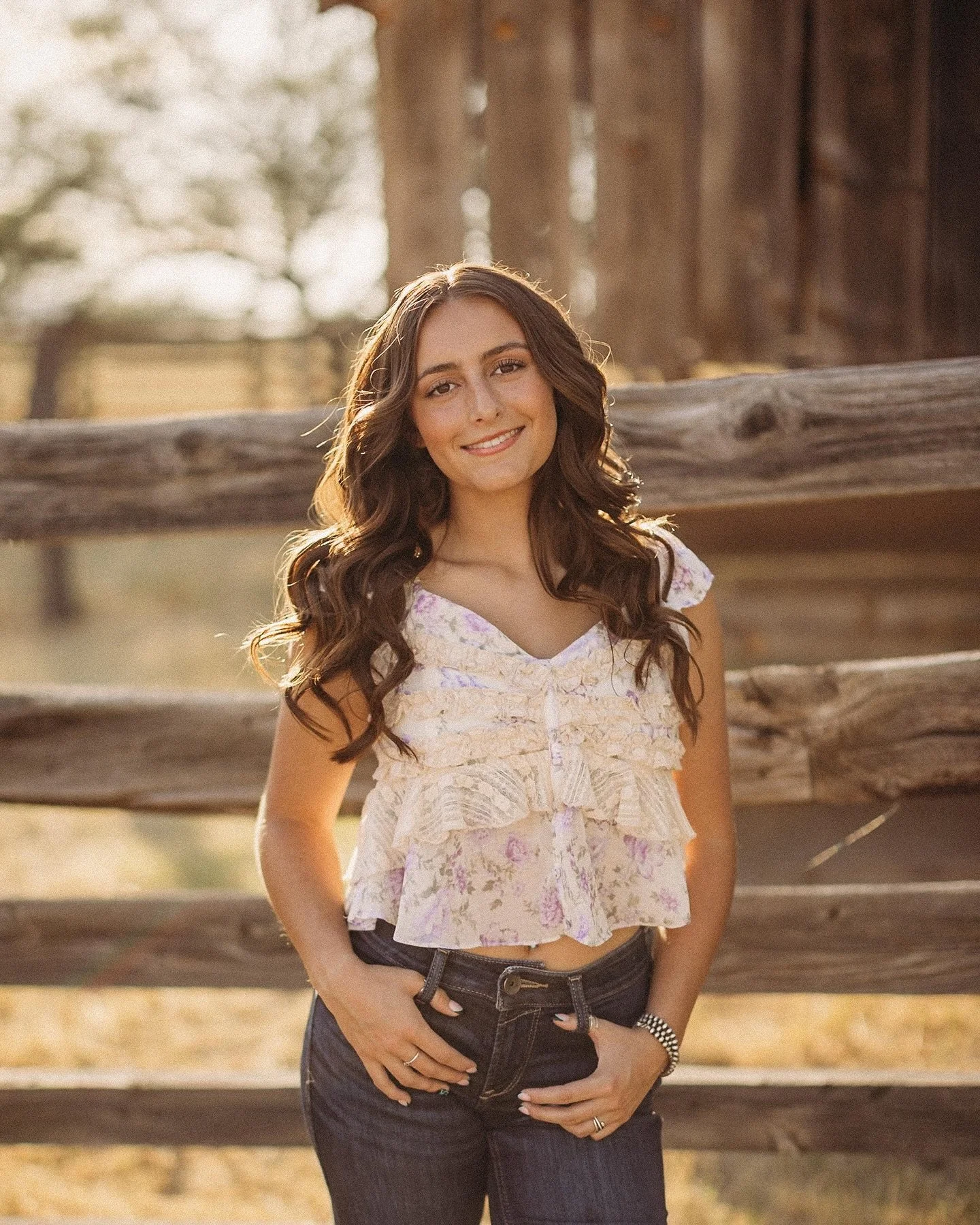 Some senior photo inspo for the cowgirls on your feed tonight π€ 
So blessed to have the cutest seniors willing to express their style and personality with me. Isabela was stunning!