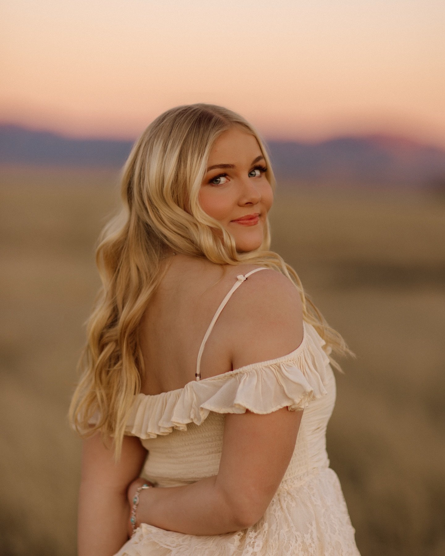 My favorite time is when those mountains turn pink and the light becomes soft 🤍