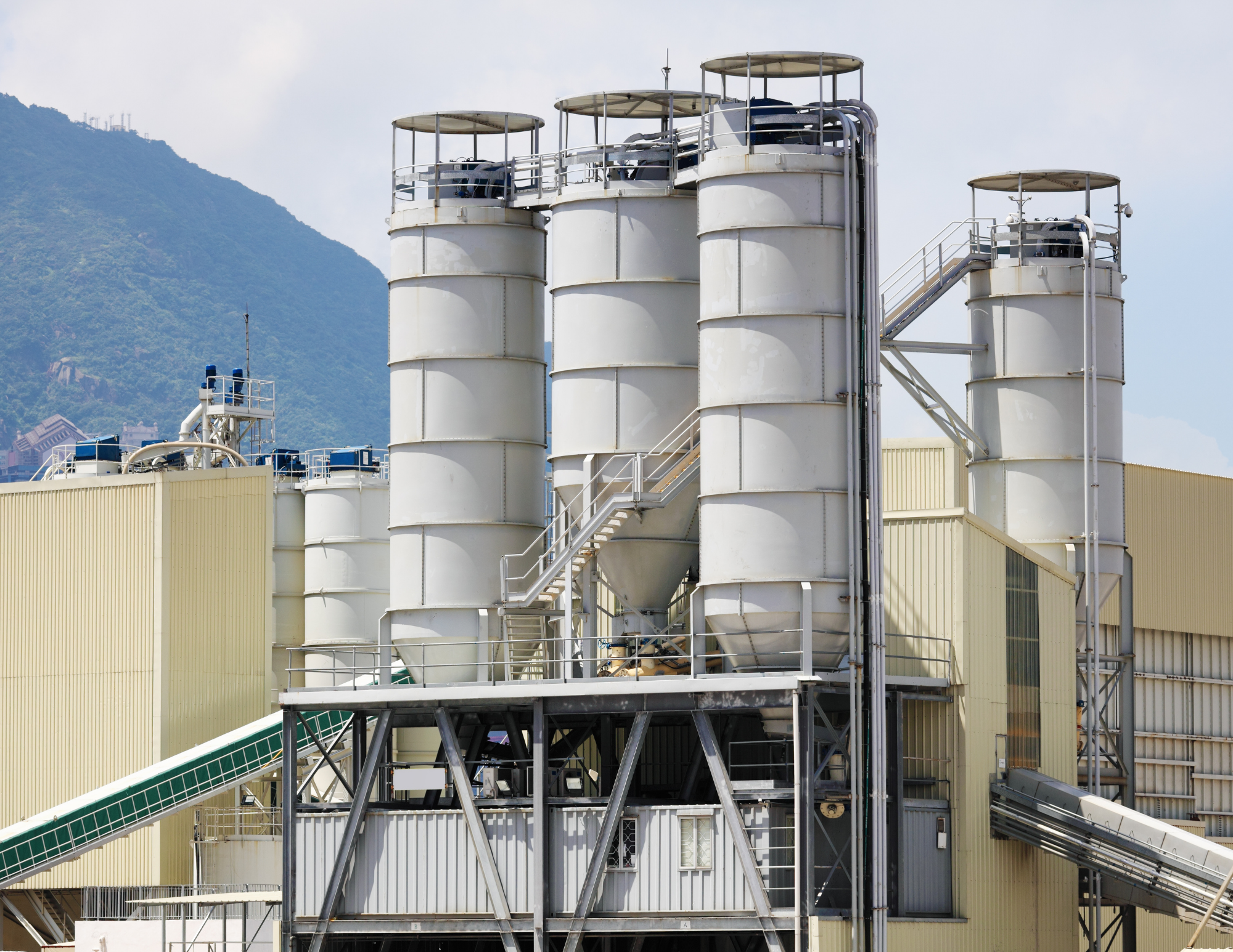Ready mix concrete batching plant with storage silos and aggregate hoppers