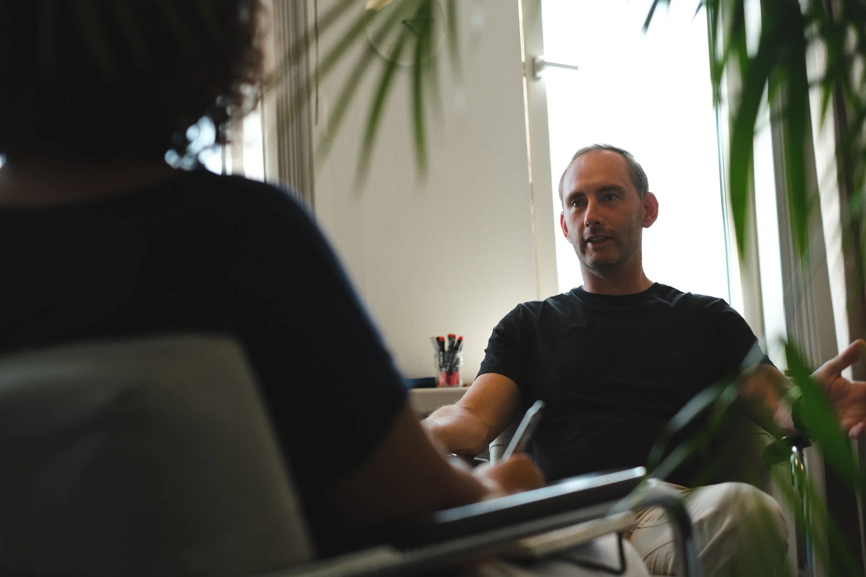 Men and Sarah Getu from Flow Relating sitting in a coaching session of Secure Attachment Coaching