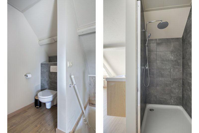 De afbeelding toont twee delen; links een toilet in een kleine badkamer met een toiletpapierrol, rechts een inloopdouche in een badkamer met grindtegels en een douchekop van het 2 persoon vakantiehuis te huur bij Paal, Zeeland. 