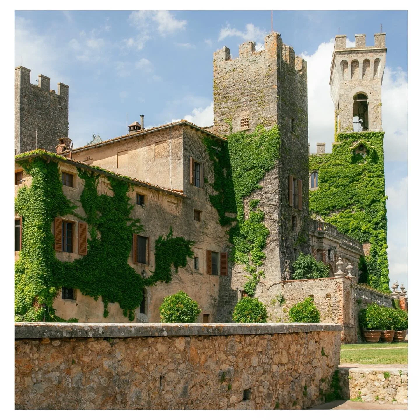 Brunelle e Mateus hanno celebrato un matrimonio intimo e speciale al Castello di Celsa, con la loro amata figlia al loro fianco. In un’atmosfera di pura intimità e amore, hanno scambiato promesse di vita insieme, circondati dalla maestos