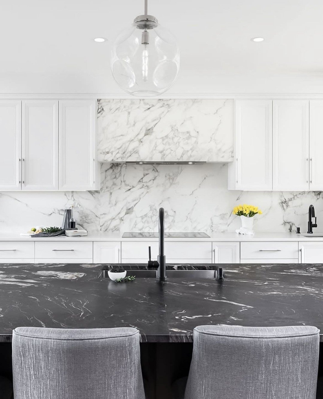 A true showstopper ✨ Proud to have supplied the countertops for this gorgeous space by @mcneildesigngroupinteriors⁠
⁠
📸 @nicoleaubreyphotography⁠
⁠
#graniteworx #customcountertops #kitcheninspo #kitchendesign #interiordesigncanada #modernkitchen #on