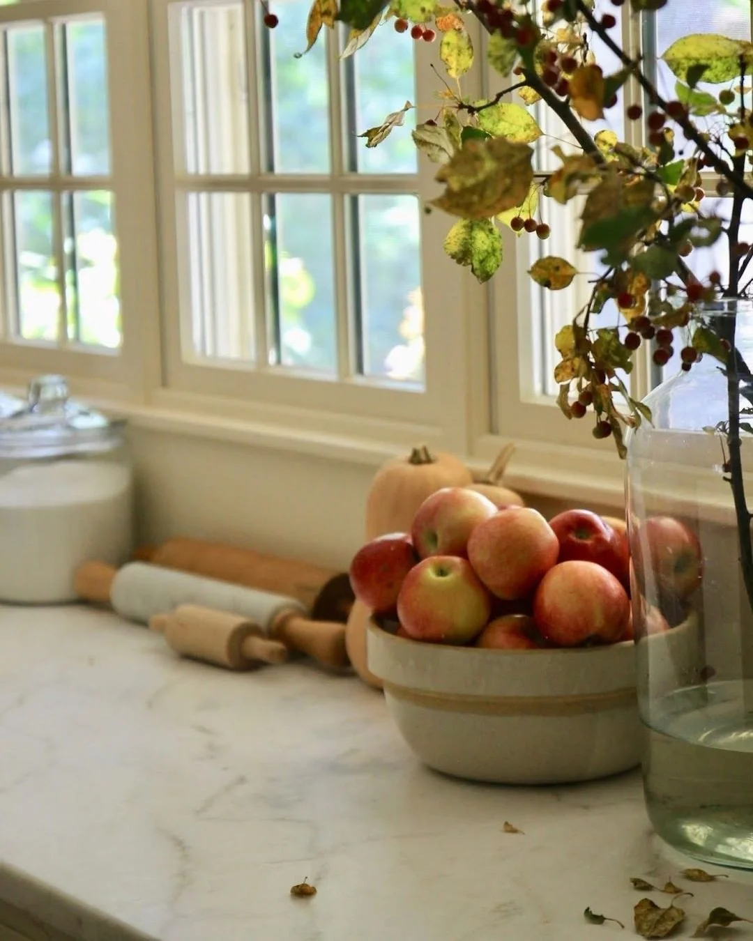 Crisp mornings, warm tones, and the kind of kitchen that makes you want to bake an apple pie. 🍎🍁⁠
⁠
If fall has you dreaming of a kitchen refresh, now&rsquo;s the time to start planning - and we&rsquo;d love to help.⁠
⁠
📩 DM us to book a design co